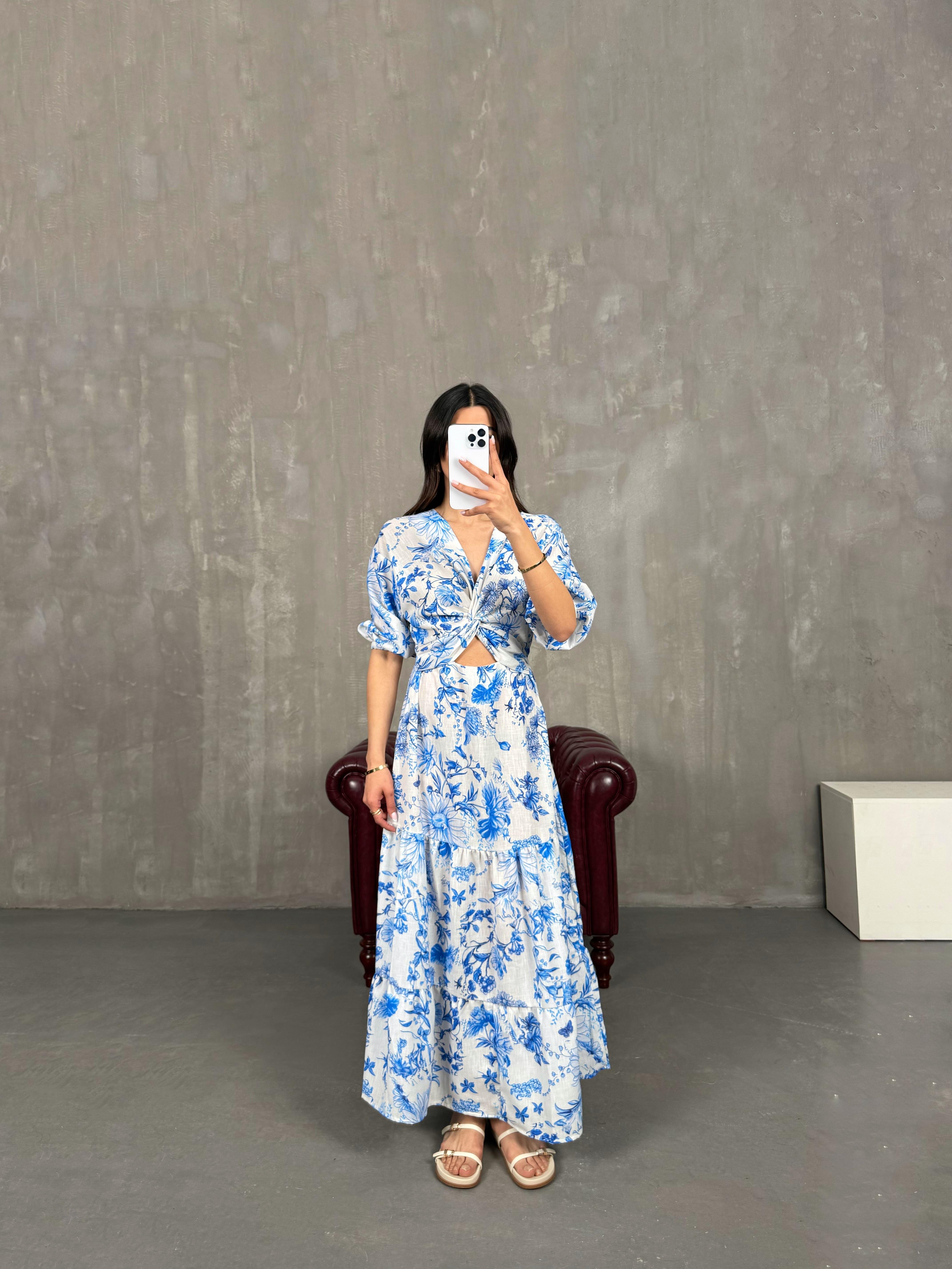 Beyaz V Yaka Mavi Çiçek Desenli Beli Lastikli Elbise Gaus00266GausELBİSEGU1001613