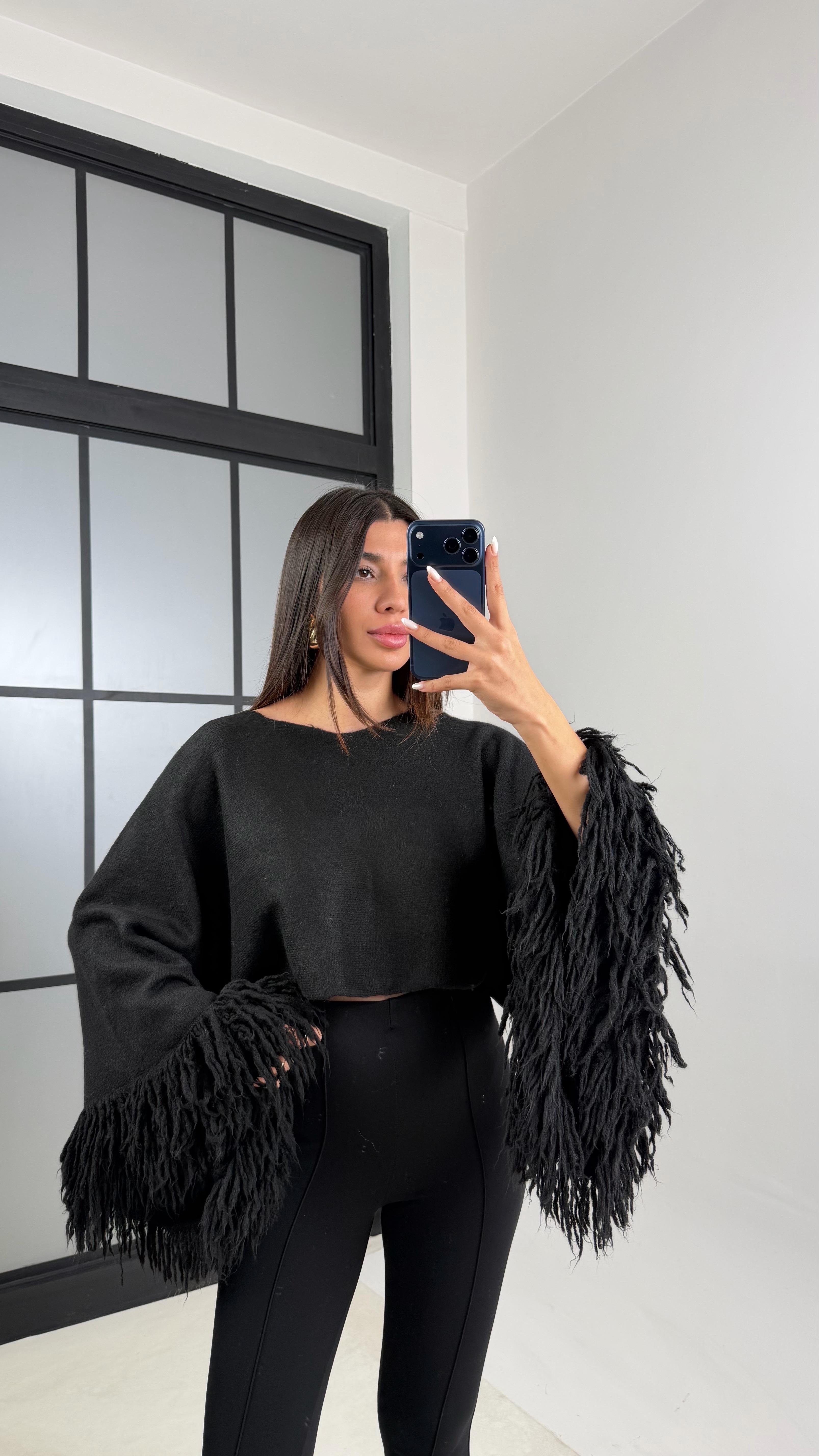 Siyah Kol Püskül Detaylı Triko Crop Kazak GAUS-00625GAUS الكنزات GAUS-00625