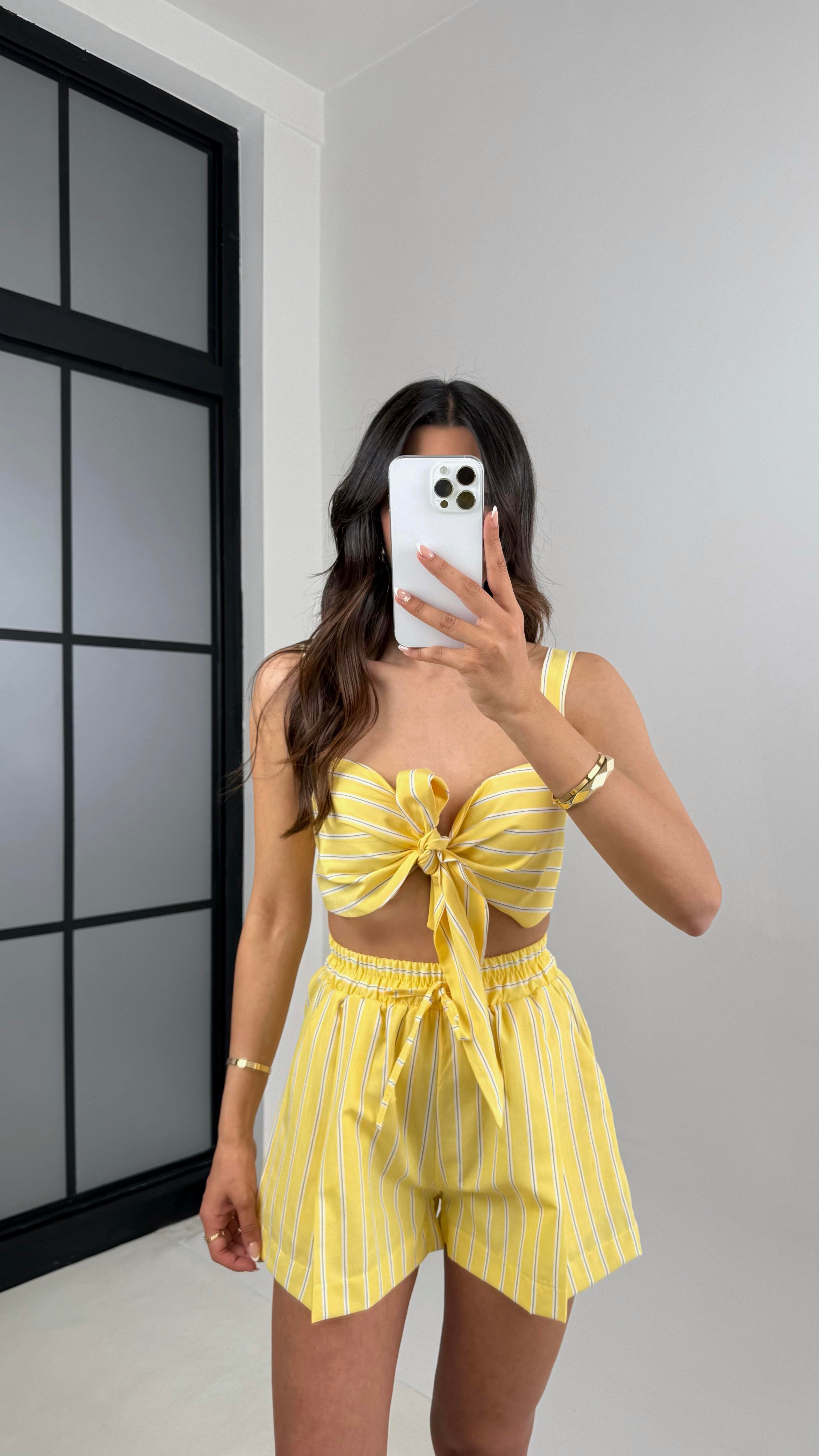 Sarı Çizgili Fiyonk Bağlamalı Crop Beli Lastikli Şort Takım Gaus00527GausTAKIMGU1002236