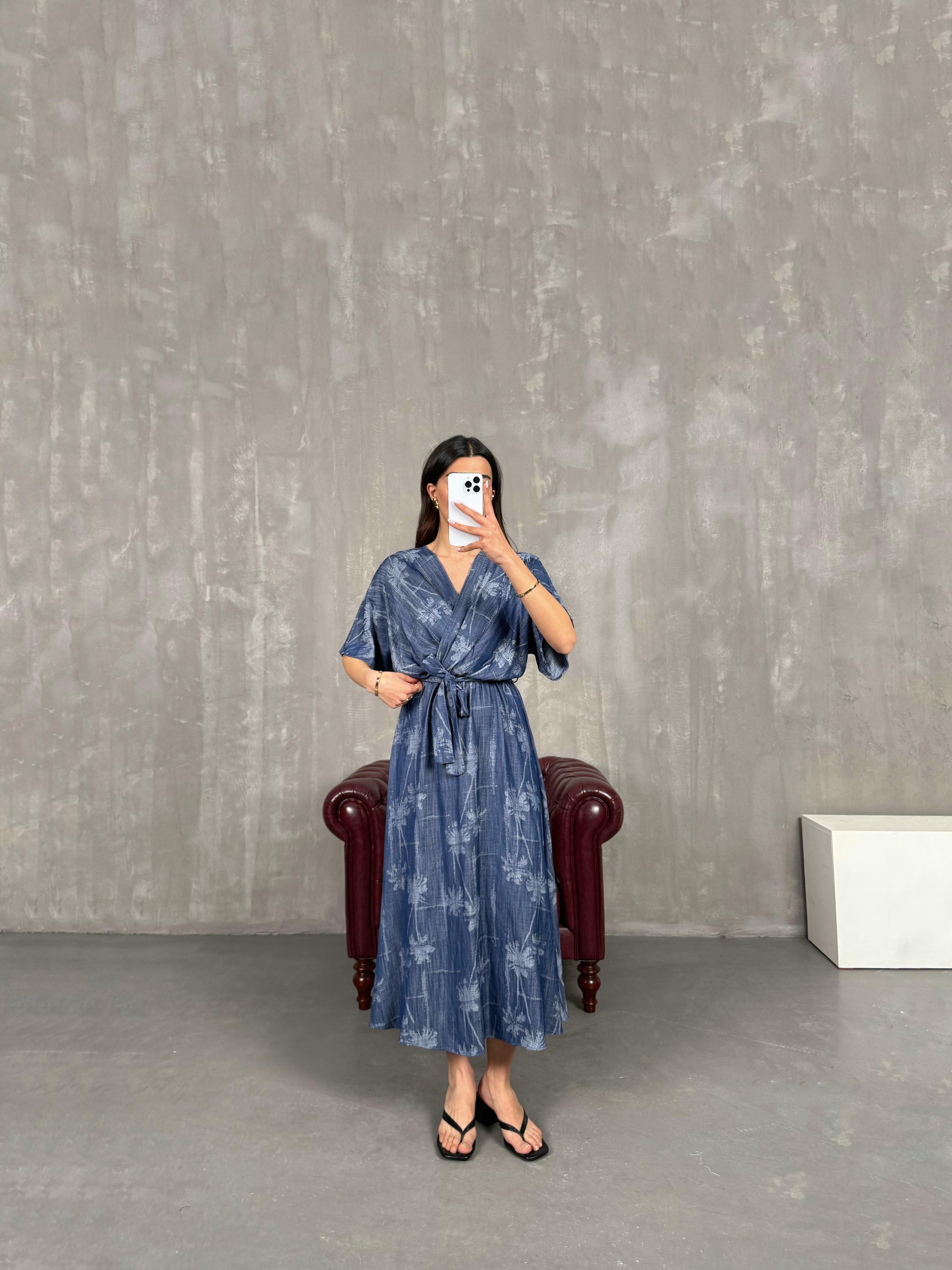 Lacivert V Yaka Çiçek Desenli Beli Lastikli Kuşaklı Elbise Gaus00261GausELBİSEGU1001602