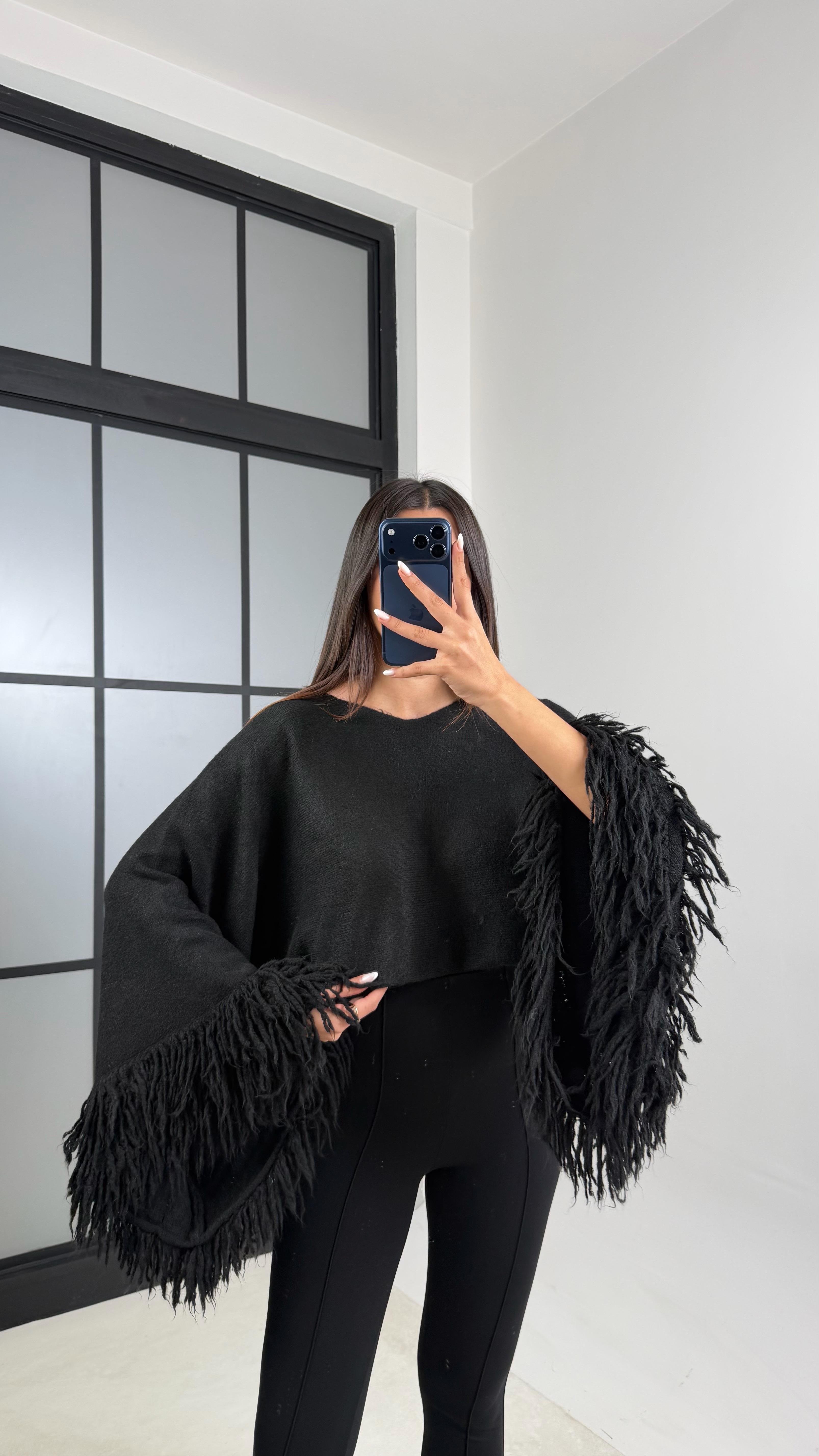 Siyah Kol Püskül Detaylı Triko Crop Kazak GAUS-00625GAUS الكنزات GAUS-00625