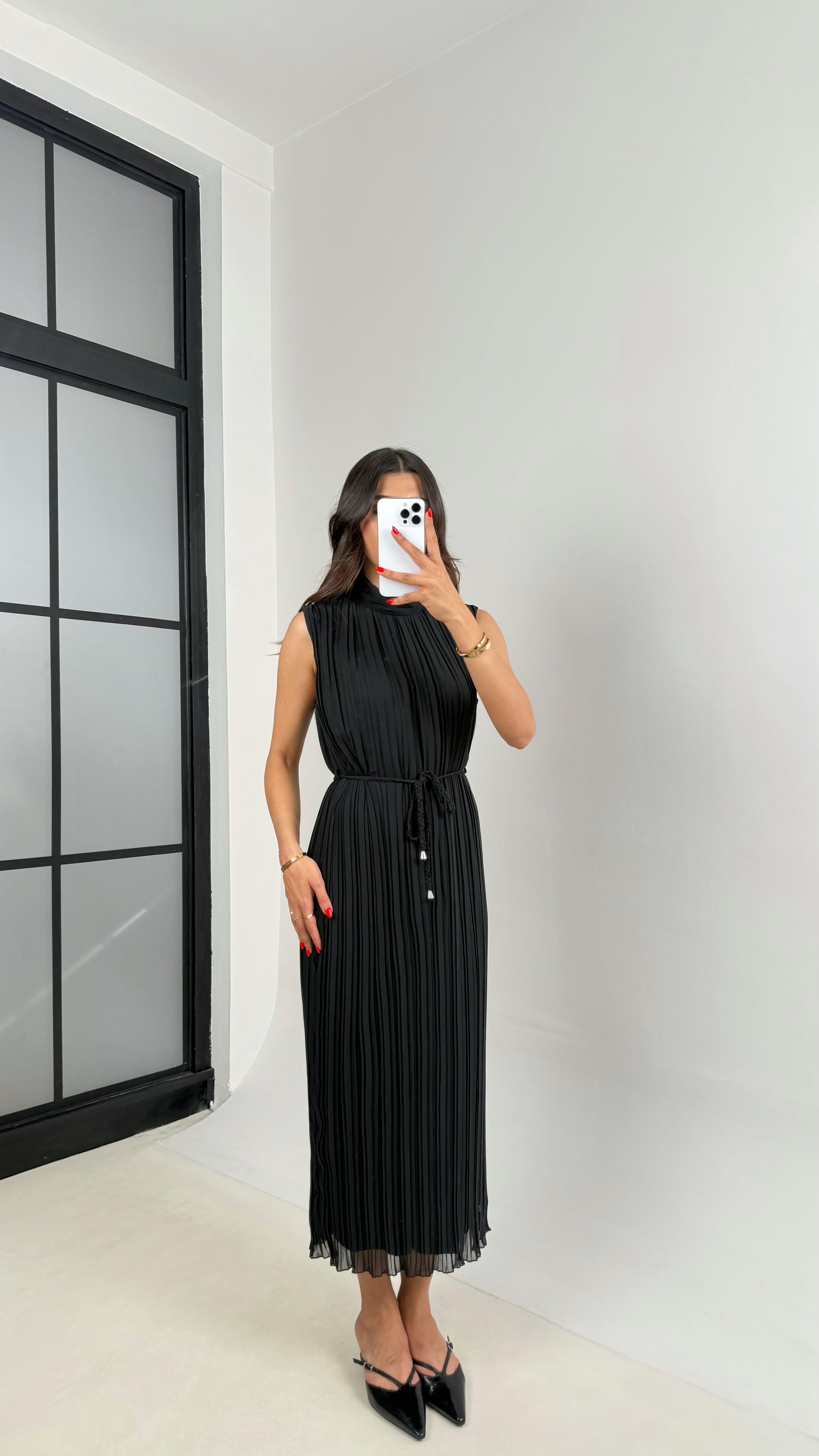 Siyah Kemerli Astarlı Piliseli Elbise Gaus00509GausELBİSEGU1002195