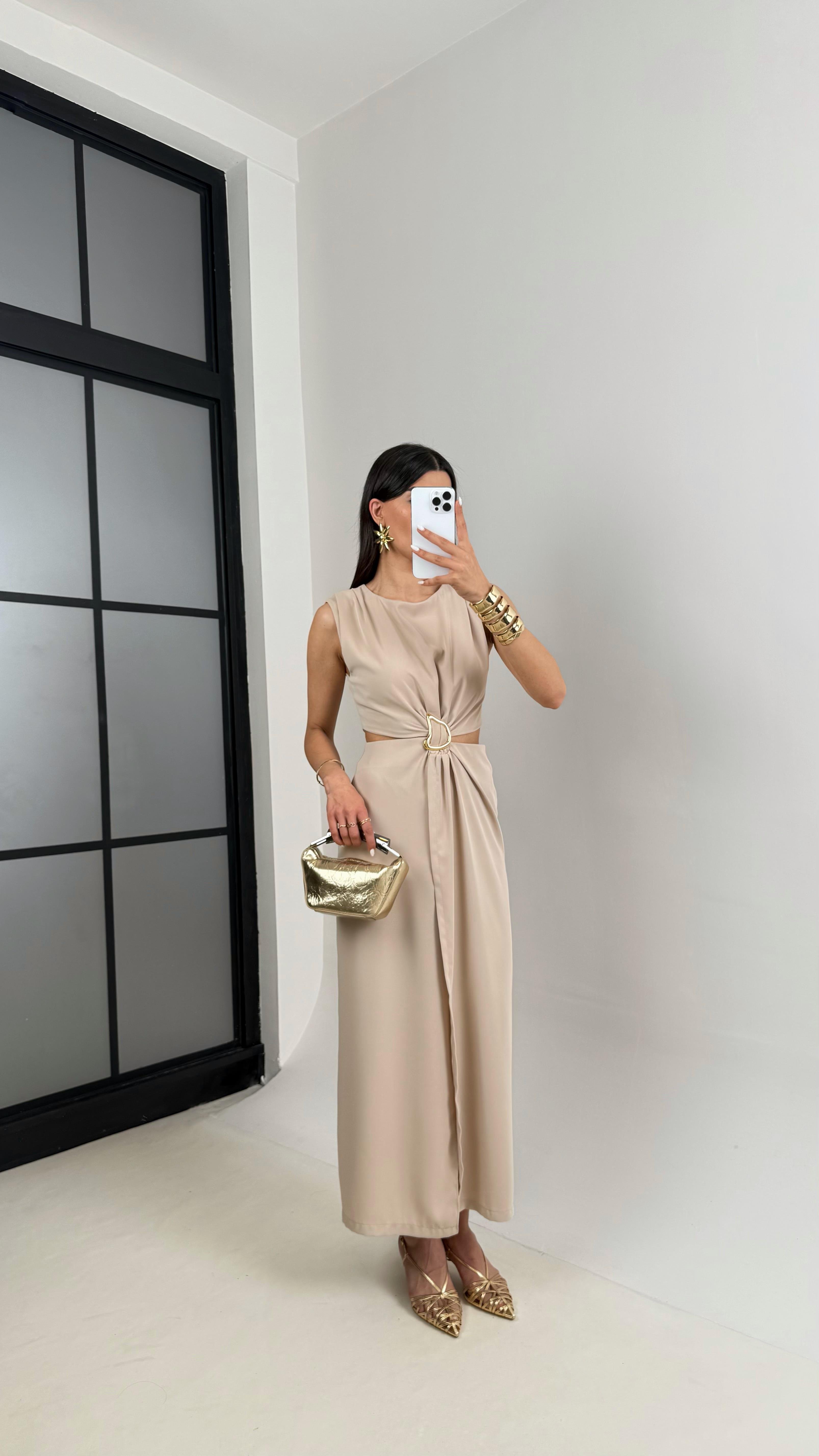 Taş Yan Dekolteli Gold Toka Detaylı Yırtmaçlı Saten Elbise Gaus00434GausELBİSEGU1002009