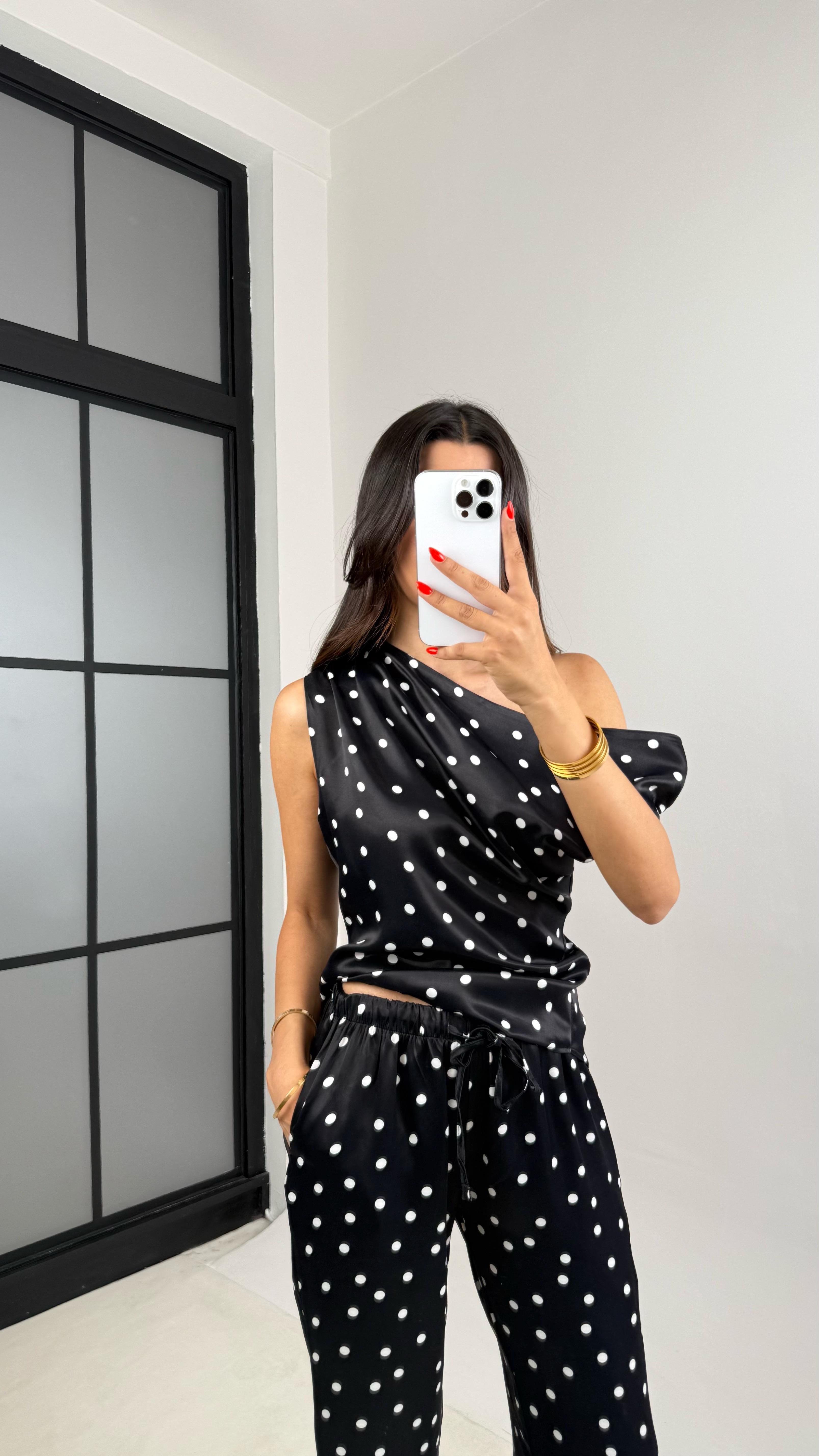 Siyah Puantiyeli Asimetrik Kesim Bluz Beli Lastikli Pantolon Saten Takım GAUS-007GAUSTAKIMGAUS-007