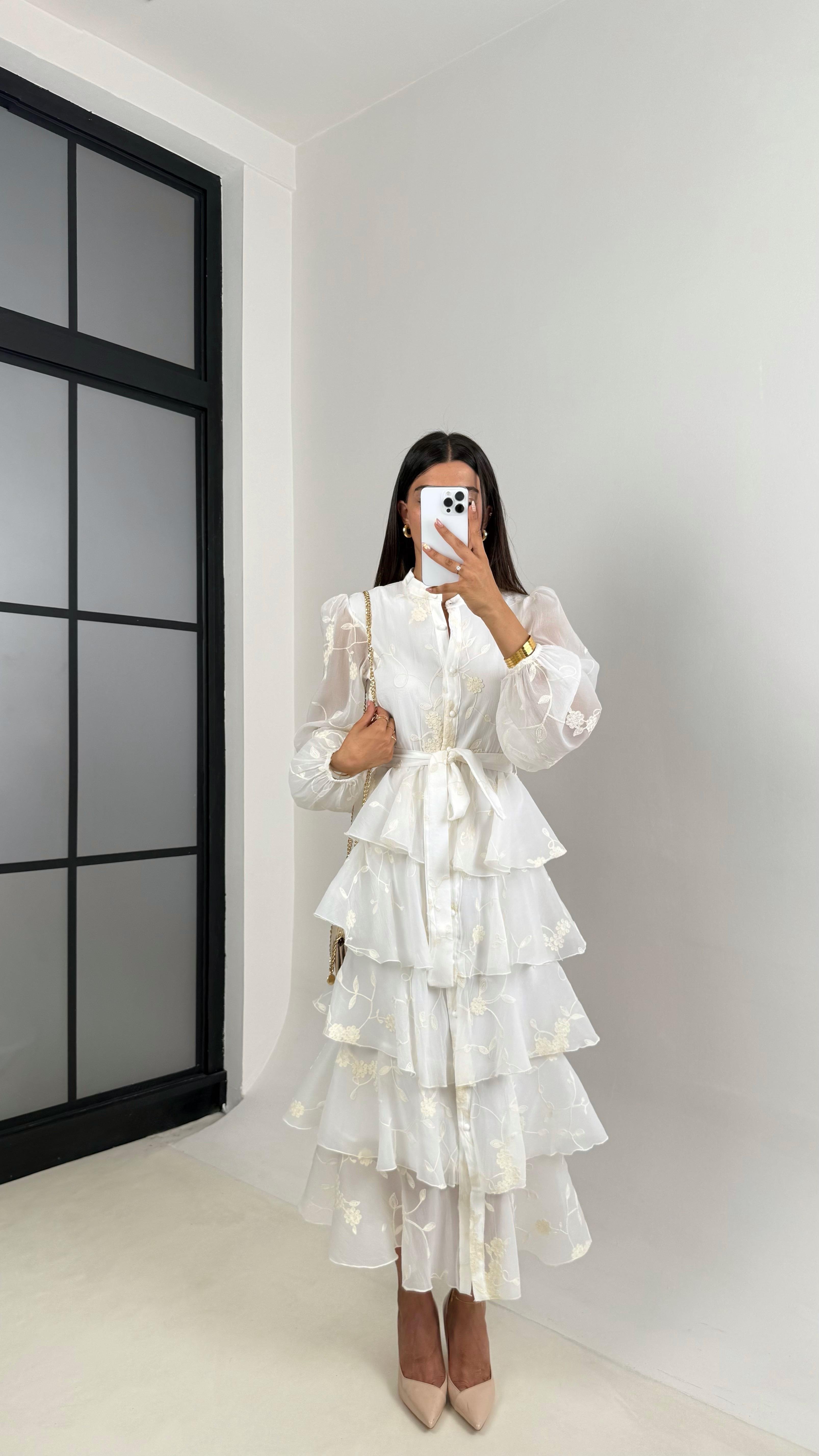 Ekru Çiçek Nakışlı Önü Düğmeli Kuşaklı Katlı Tasarım Elbise Gaus00672GausELBİSEGU1002550