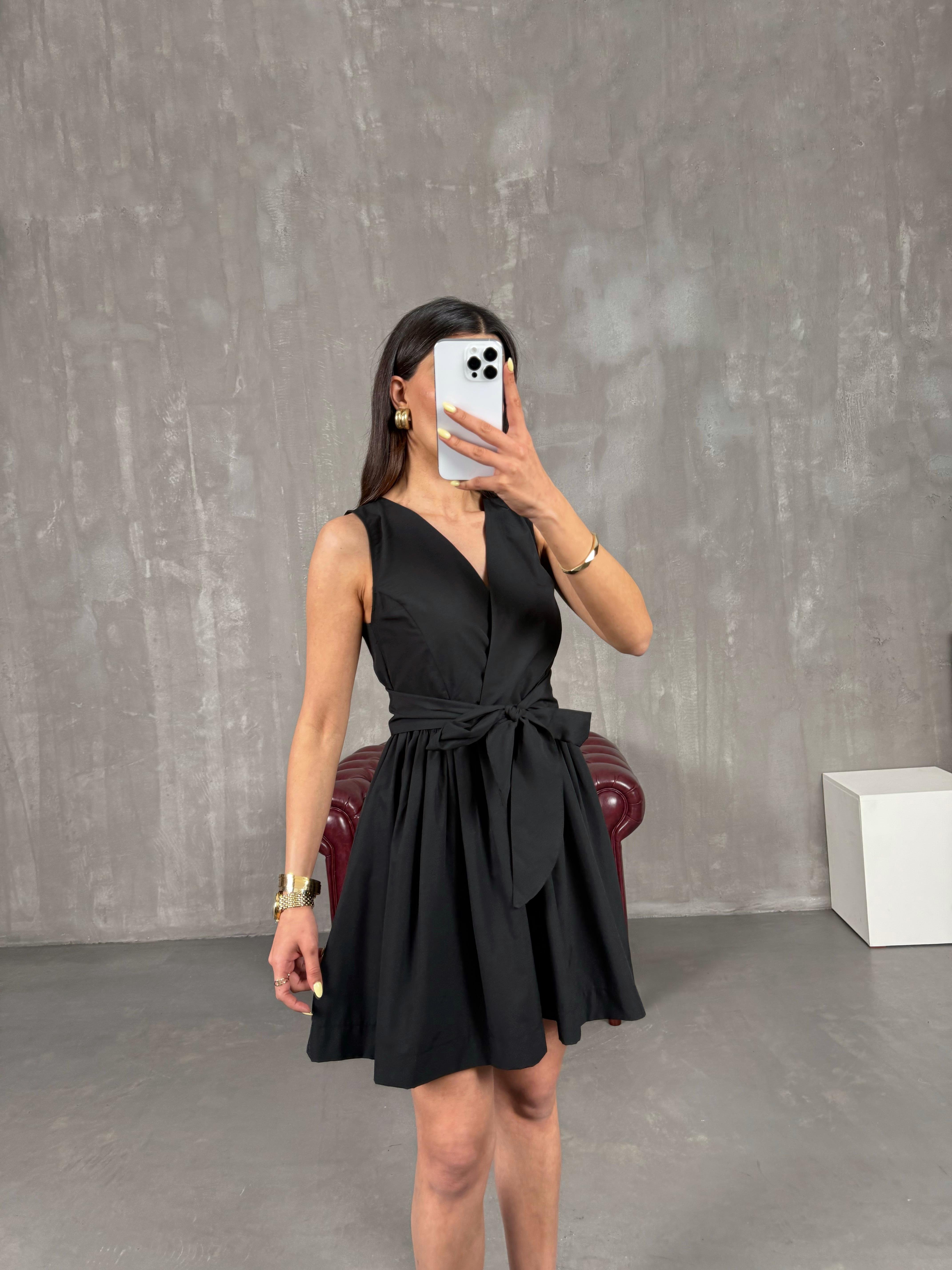 Siyah V Yaka Kuşaklı Volanlı Elbise Gaus00137GausELBİSEGU1001312