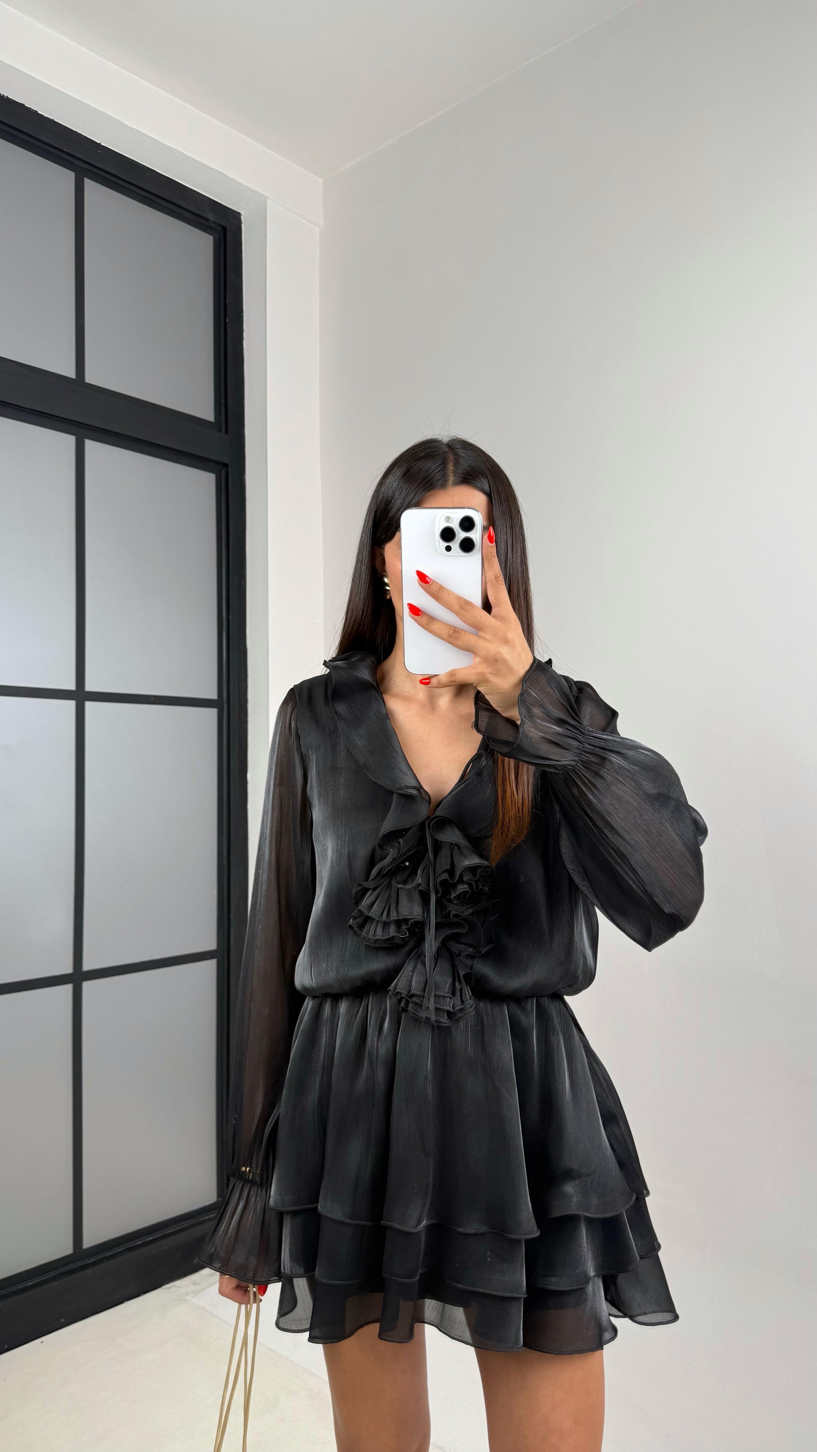 Siyah Yaka Fırfırlı Bağlama Detaylı Katlı Astarlı Tasarım Parlak Şifon Elbise GAUS-0018GAUSELBİSEGAUS-0018