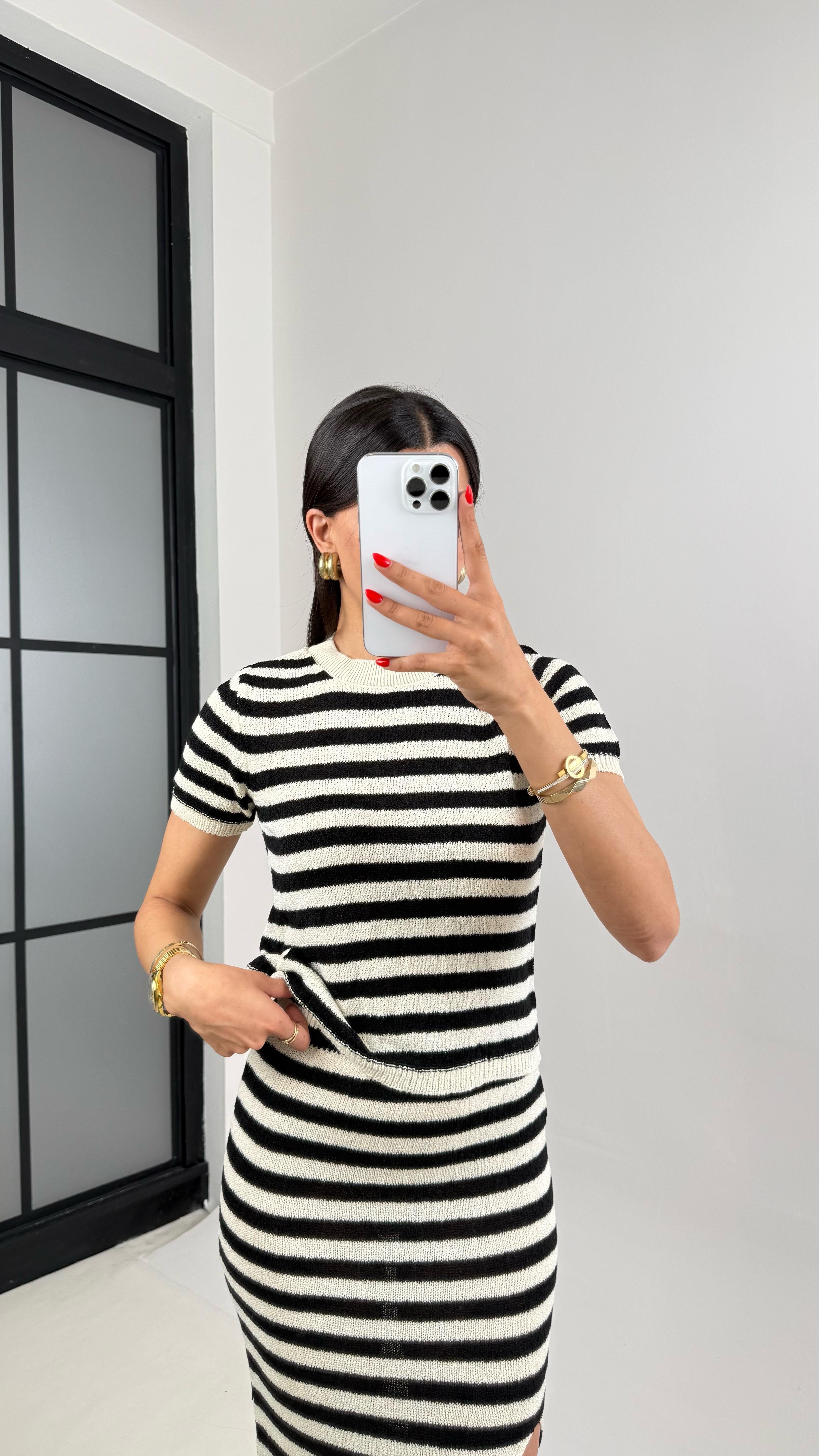 Siyah Beyaz Şeritli Bluz Yırtmaçlı Etek Triko Takım Gaus00488GausTAKIMGU1002144