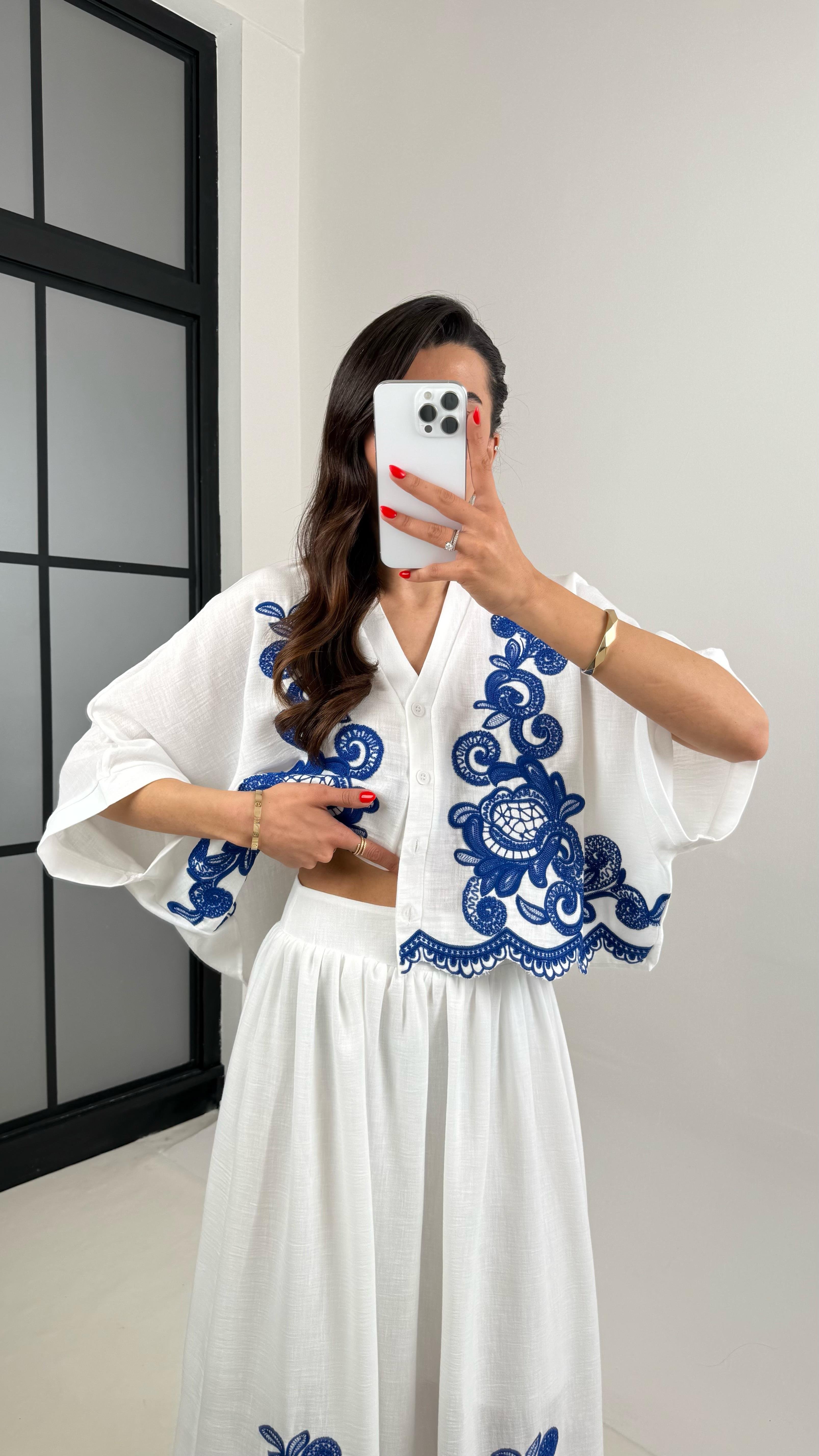 Beyaz Mavi Çiçek Nakışlı Gömlek Etek Keten Takım Gaus00455GausTAKIMGU1002062