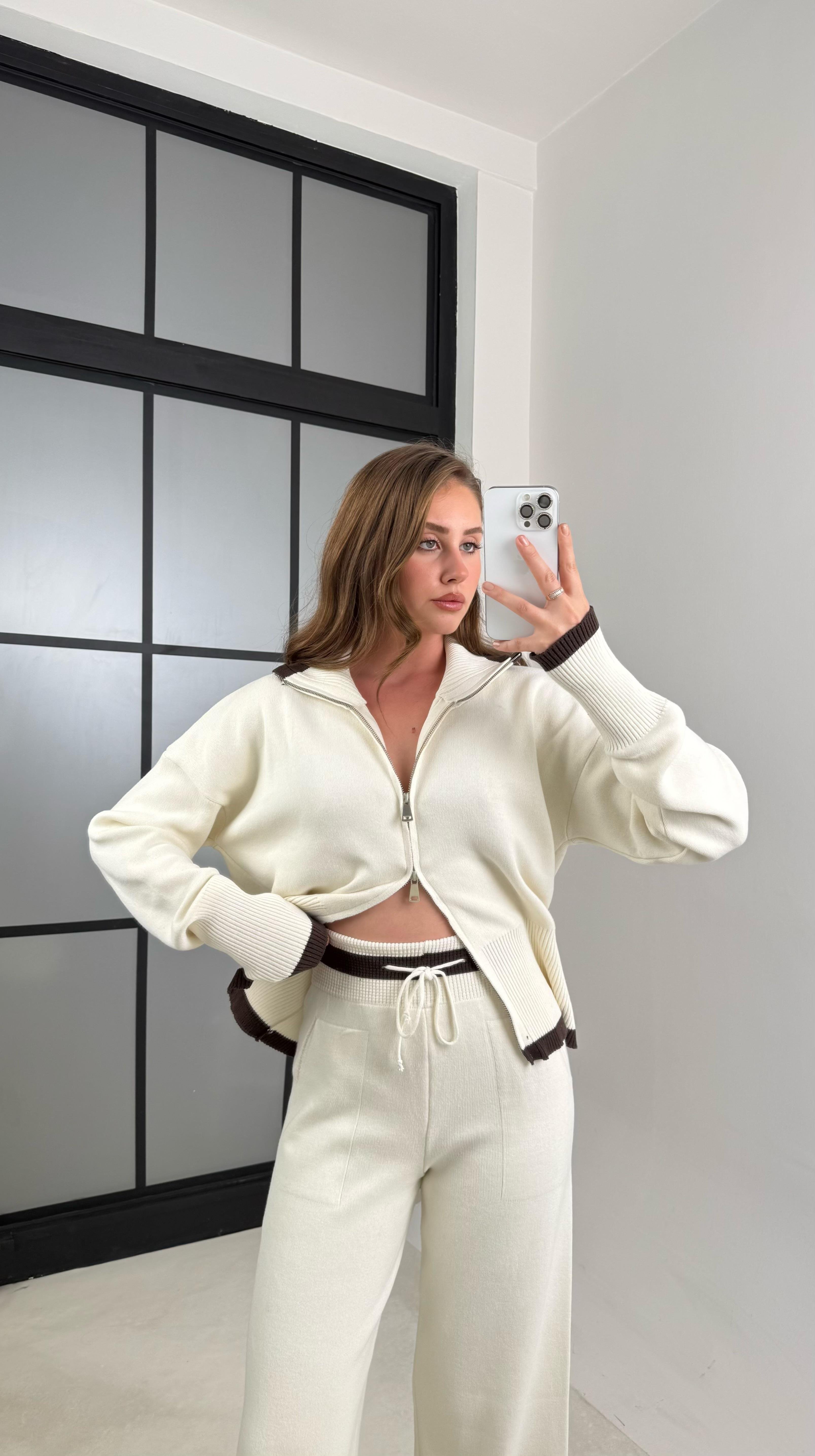 Ekru Şerit Detaylı Çift Fermuarlı Hırka Beli Lastikli Kuşaklı Pantolon Triko Takım GAUS-00589GAUSTAKIMGAUS-00589