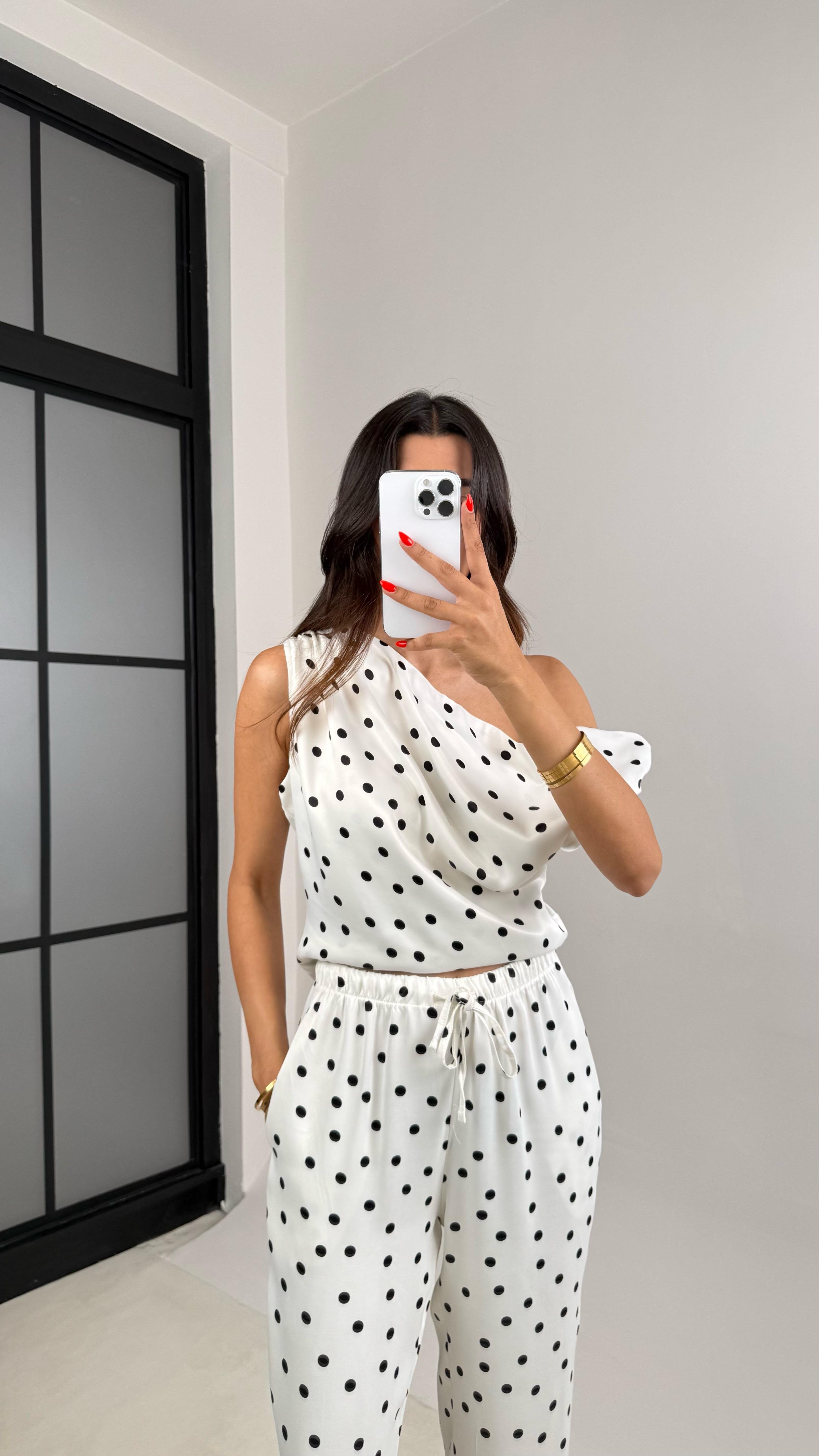 Beyaz Puantiyeli Asimetrik Kesim Bluz Beli Lastikli Pantolon Saten Takım GAUS-007GAUSTAKIMGAUS-007