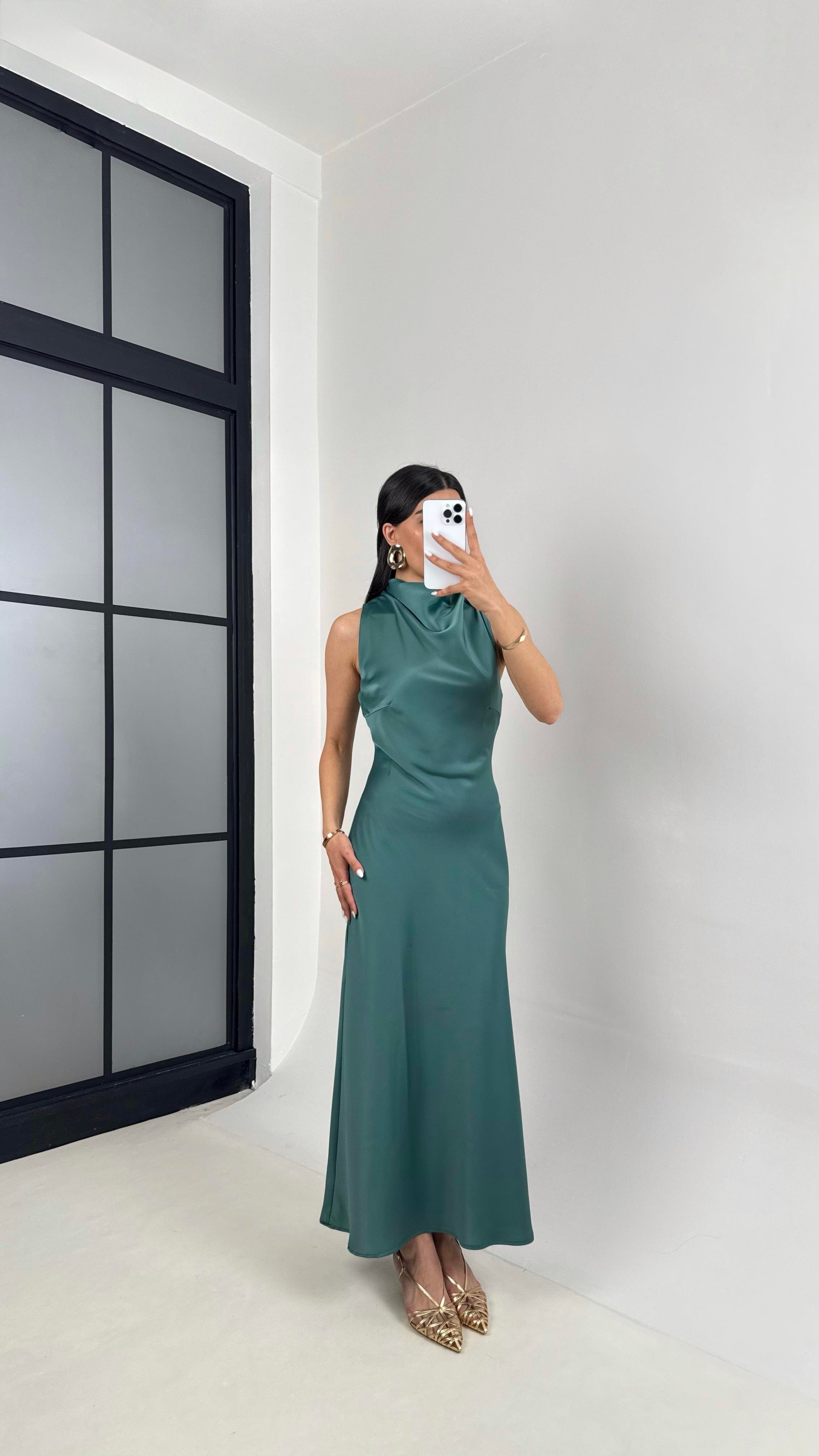 Zümrüt Yeşili Yaka Drapeli Saten Elbise Gaus00364GausELBİSEGU1002056