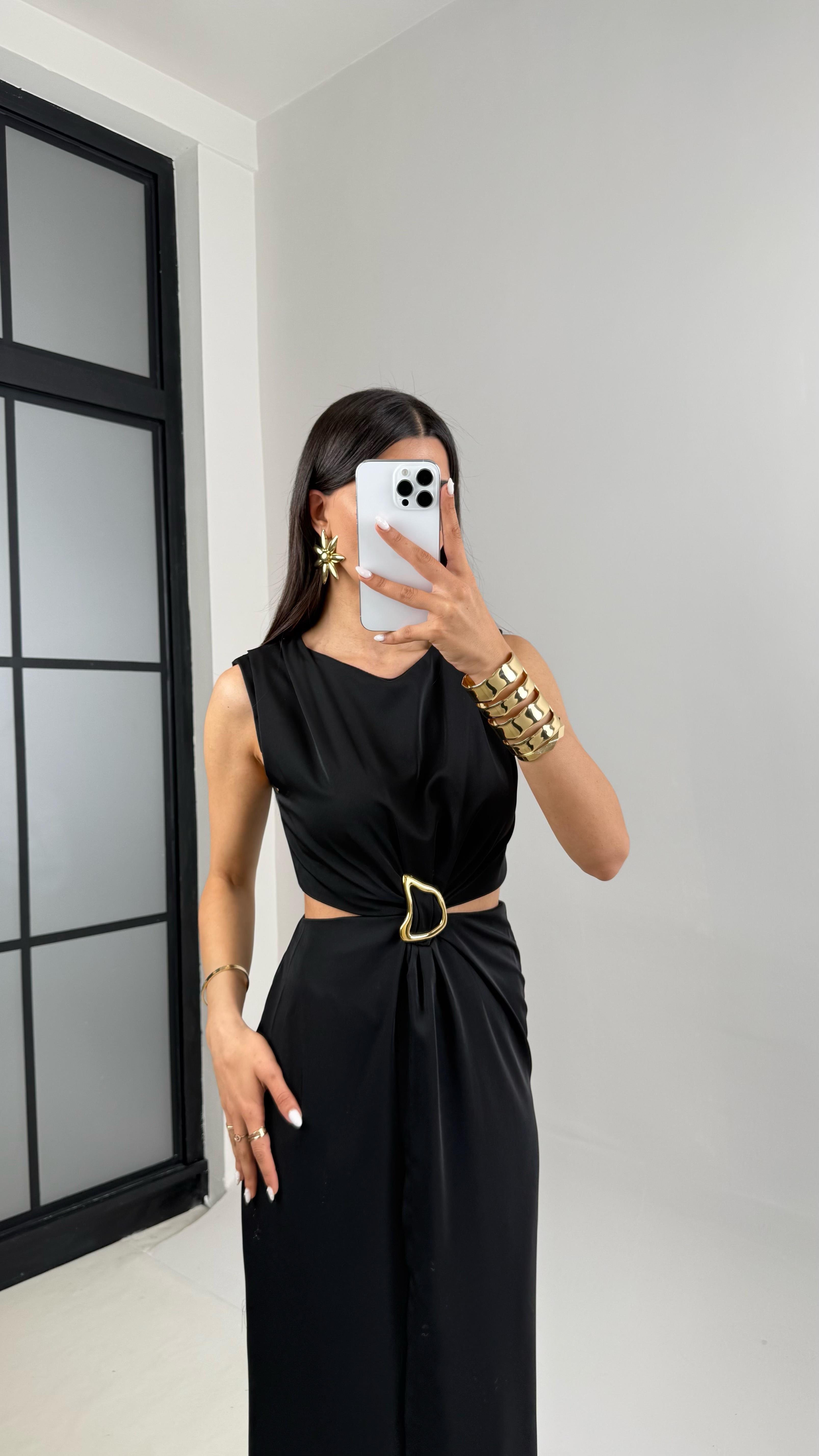 Siyah Yan Dekolteli Gold Toka Detaylı Yırtmaçlı Saten Elbise Gaus00434GausELBİSEGU1002008