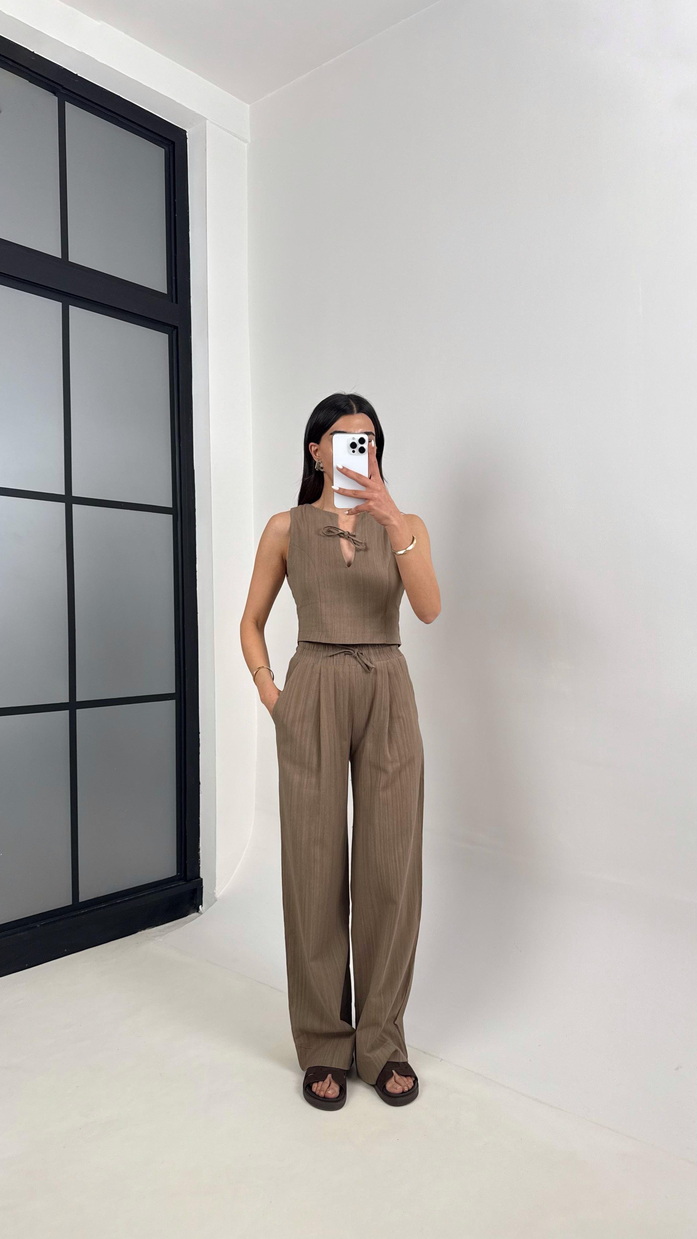 Kahve Yaka Bağlama Detaylı Üst Beli Lastikli Cepli Pantolon ZR Muadil Keten Takım Gaus00398GausTAKIMGU1001934