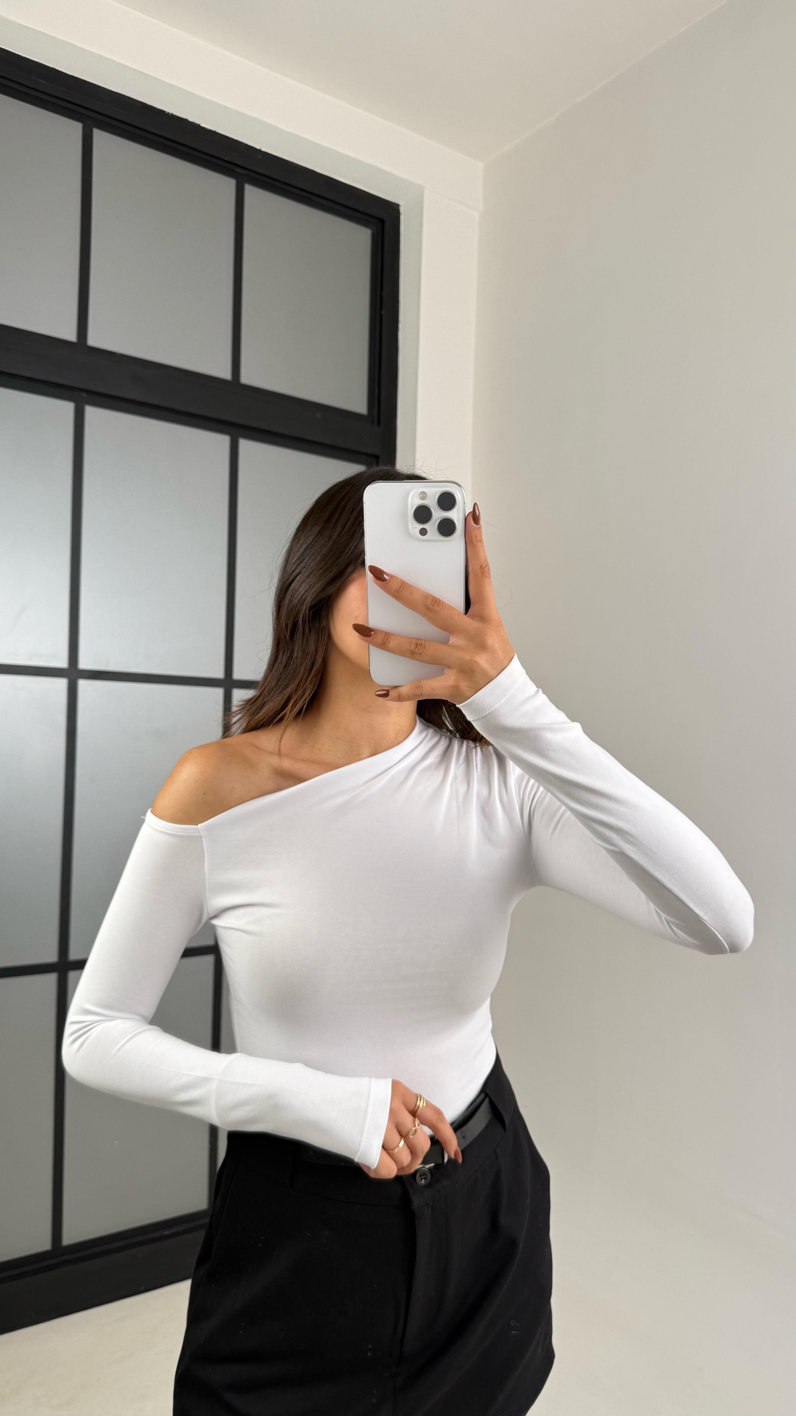 Beyaz Asimetrik Yaka Basic Bluz GAUS-00160GAUSالبلوزات GAUS-00160