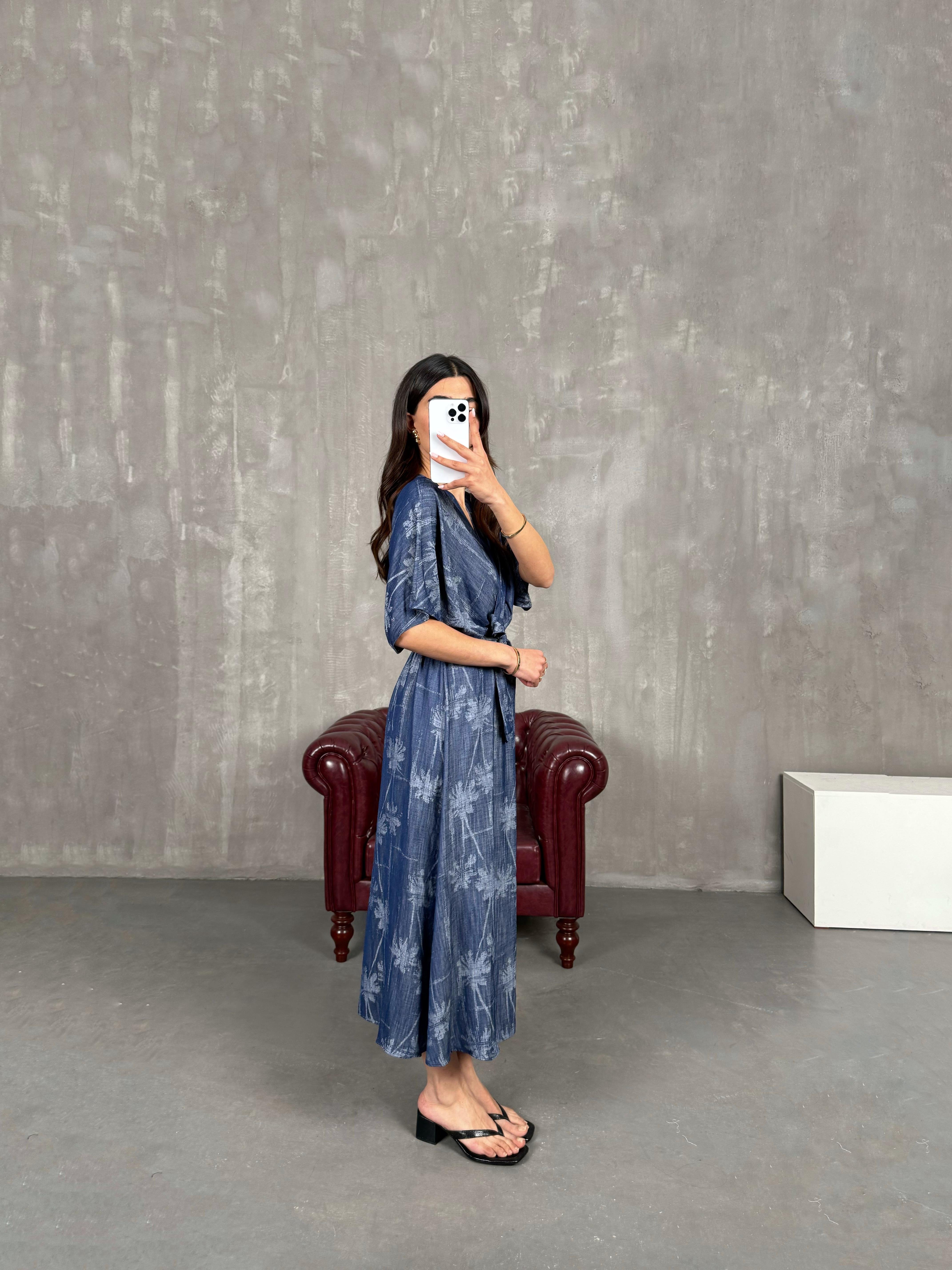 Lacivert V Yaka Çiçek Desenli Beli Lastikli Kuşaklı Elbise Gaus00261GausELBİSEGU1001602