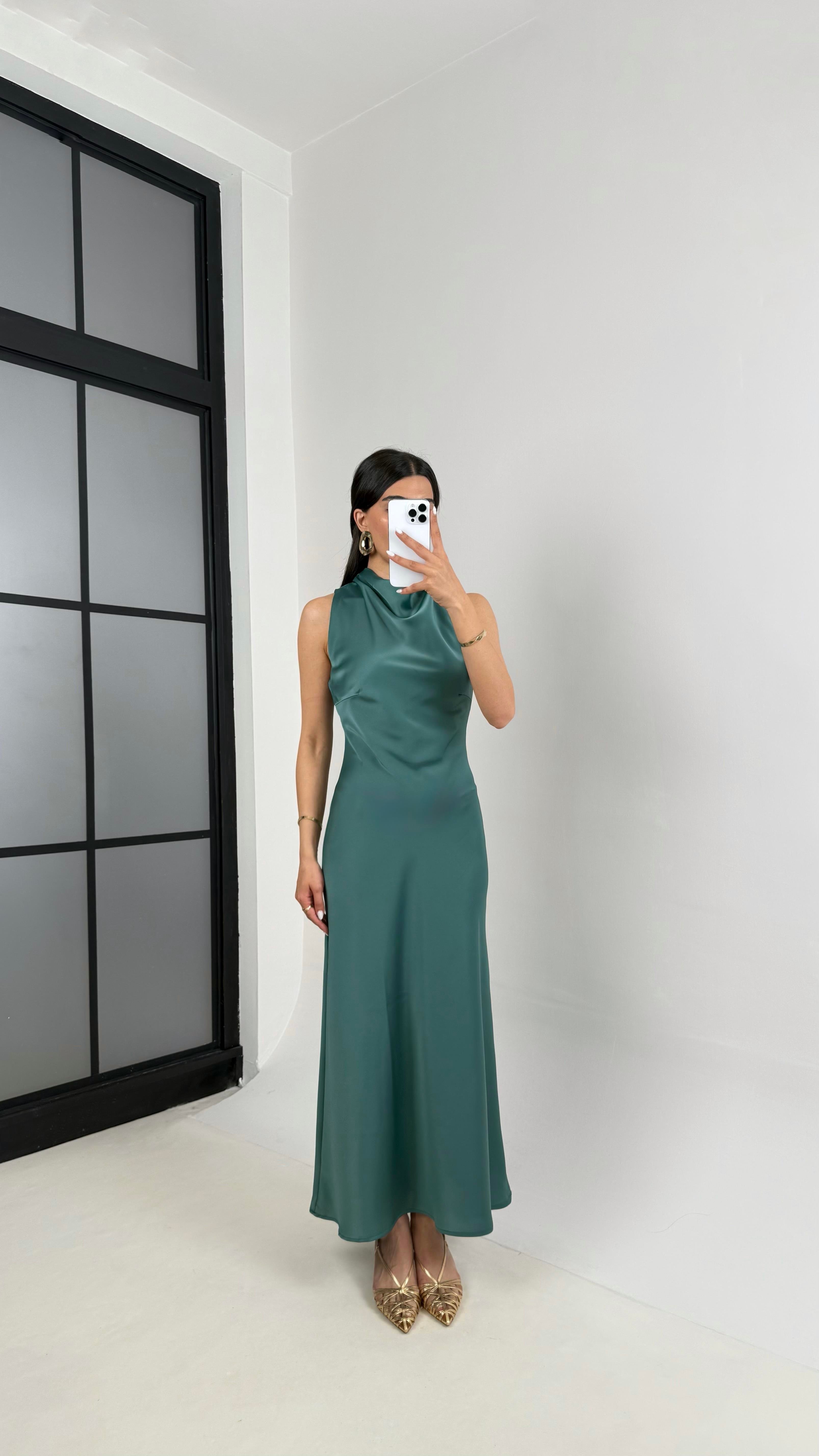 Zümrüt Yeşili Yaka Drapeli Saten Elbise Gaus00364GausELBİSEGU1002056