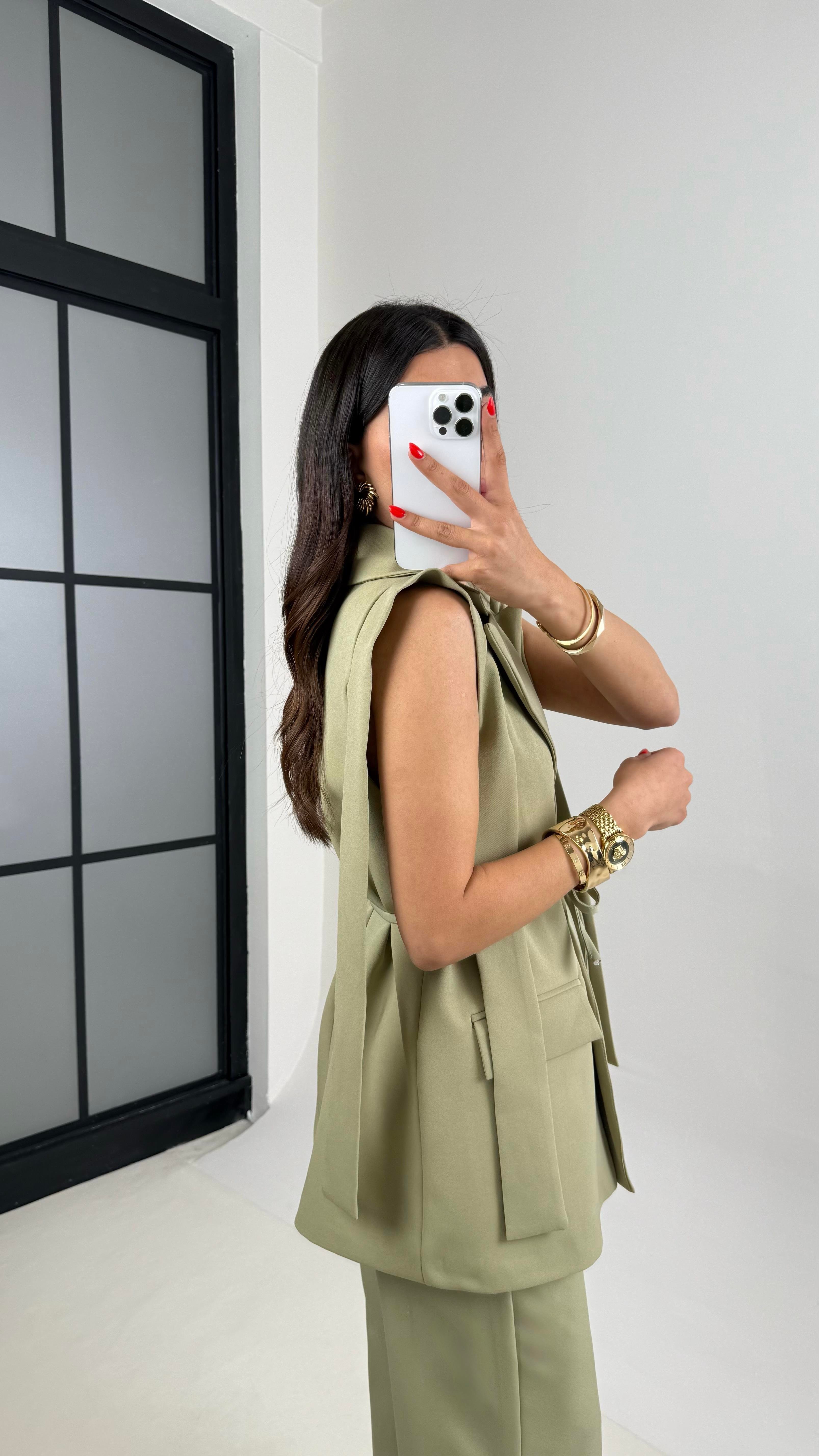 Yeşil Omuz Detaylı Kuşaklı Astarlı Yelek Cepli Pantolon Kumaş Takım Gaus00476GausTAKIMGU1002114