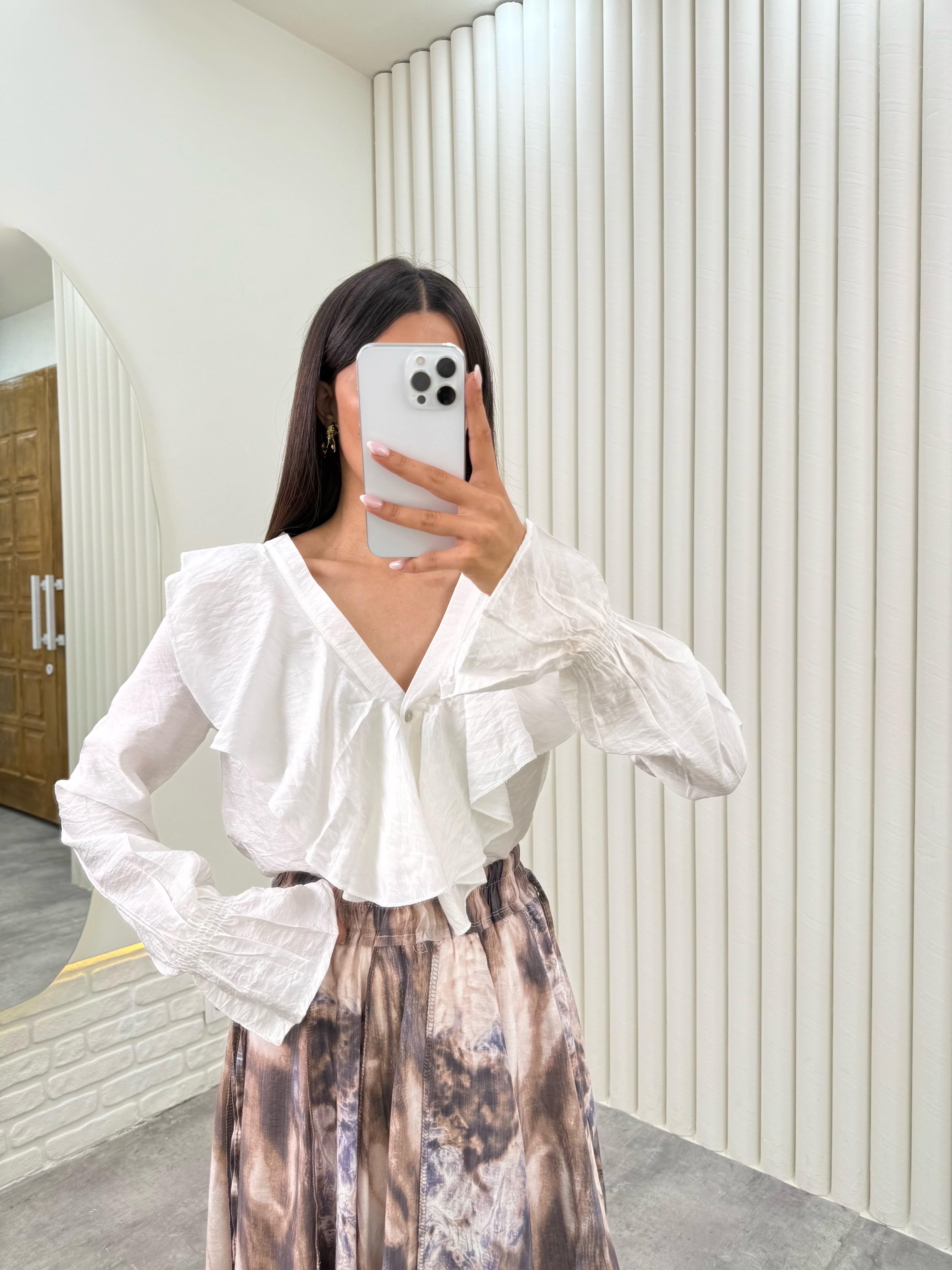 Beyaz V Yaka Fırfırlı Önden Düğmeli İthal Kumaş Gömlek Gaus00315GausGÖMLEKGU1001723