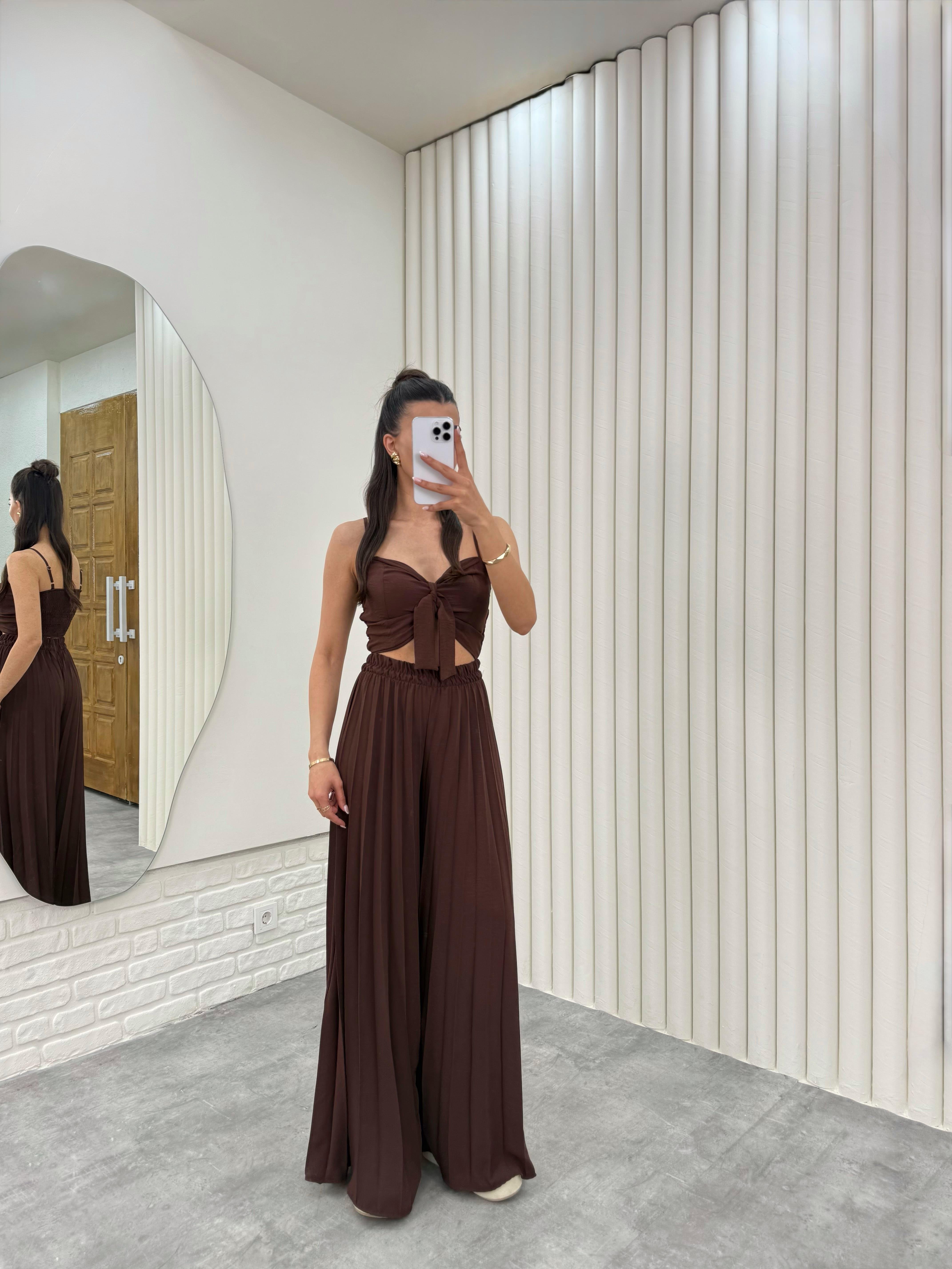 Acı Kahve  Ayarlanabilir Askılı  Önü Bağlamalı Crop Pileli Pantolon Takım Gaus00310GausTAKIMGU1001709