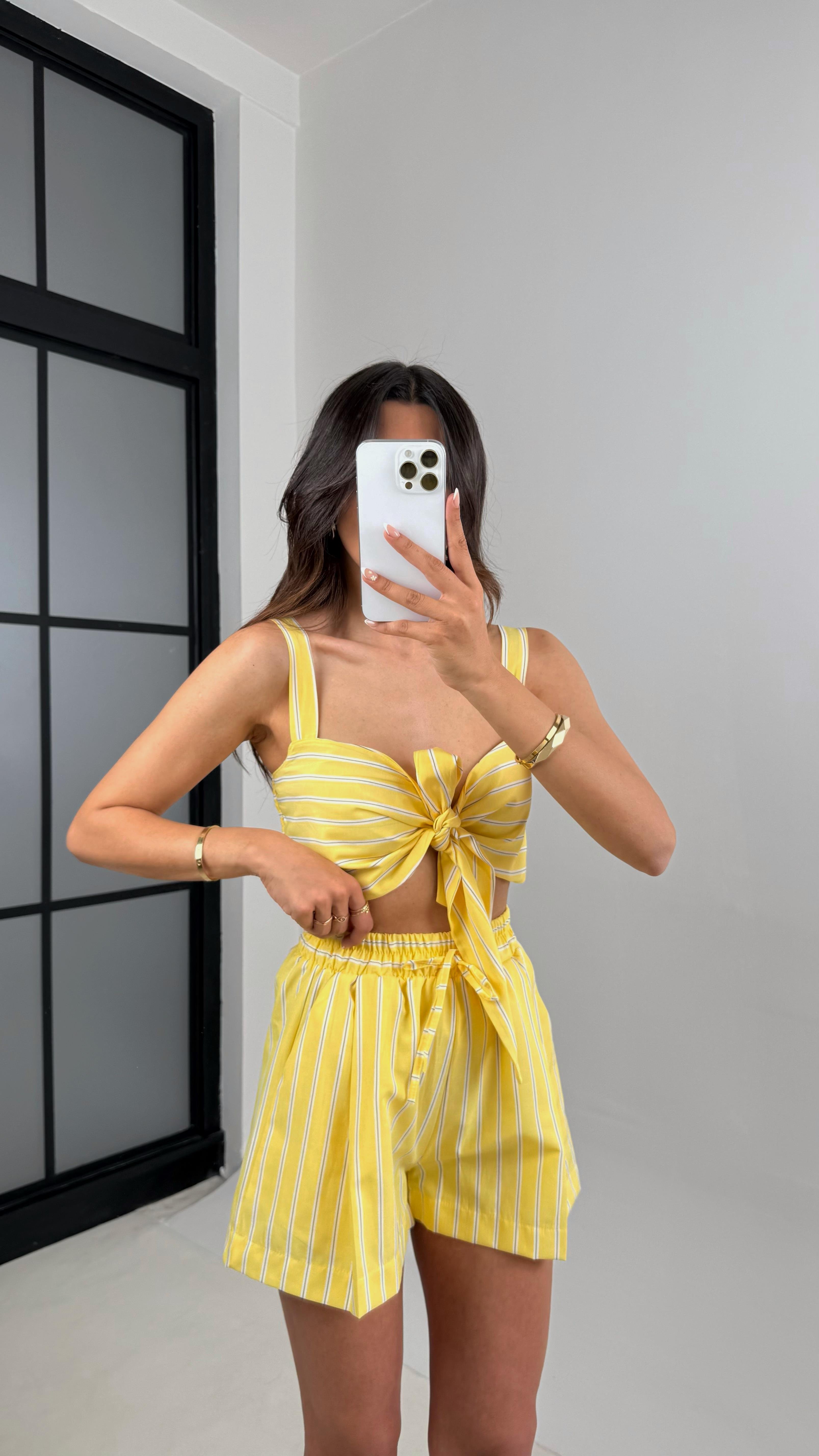 Sarı Çizgili Fiyonk Bağlamalı Crop Beli Lastikli Şort Takım Gaus00527GausTAKIMGU1002236