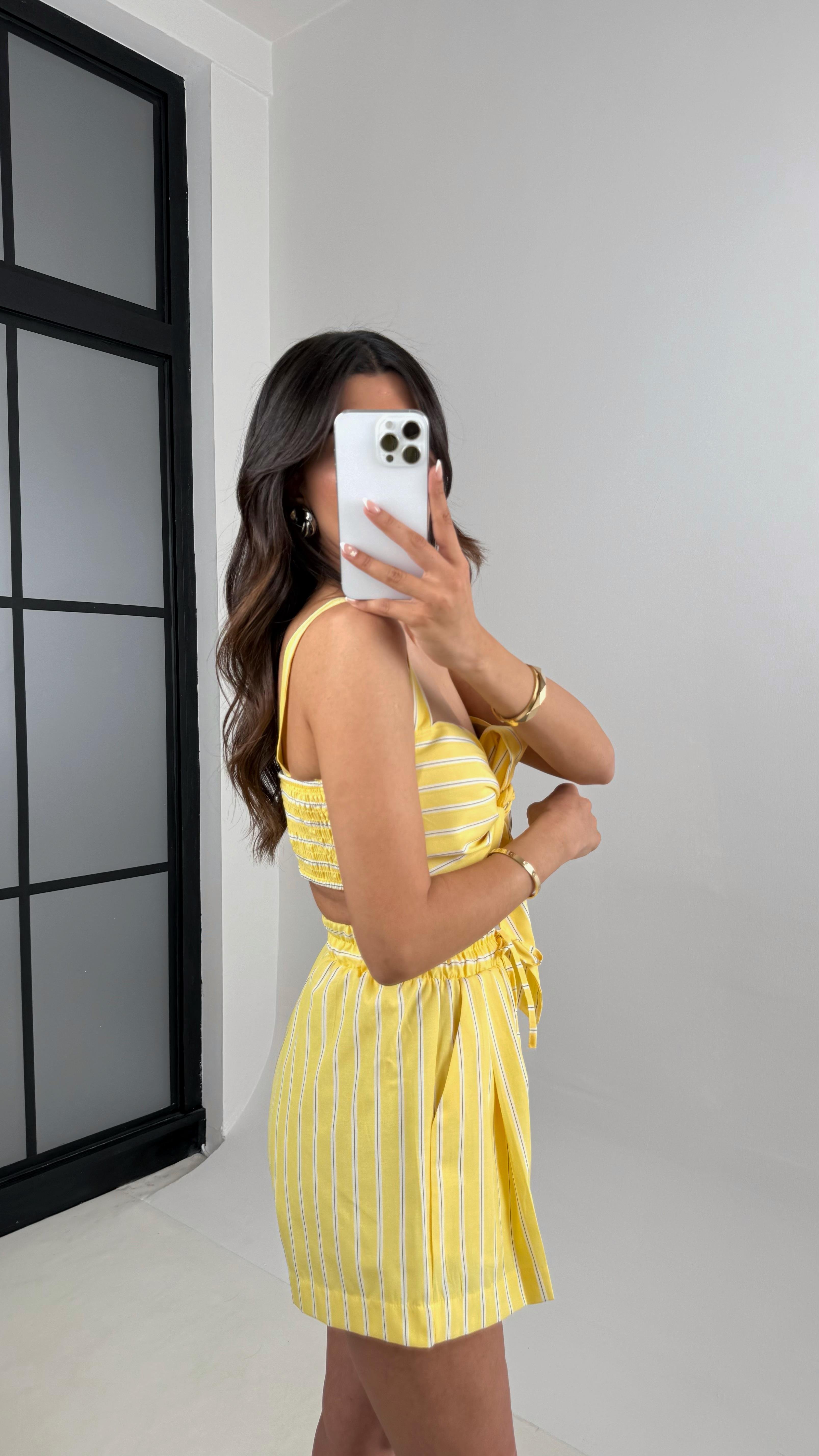 Sarı Çizgili Fiyonk Bağlamalı Crop Beli Lastikli Şort Takım Gaus00527GausTAKIMGU1002236