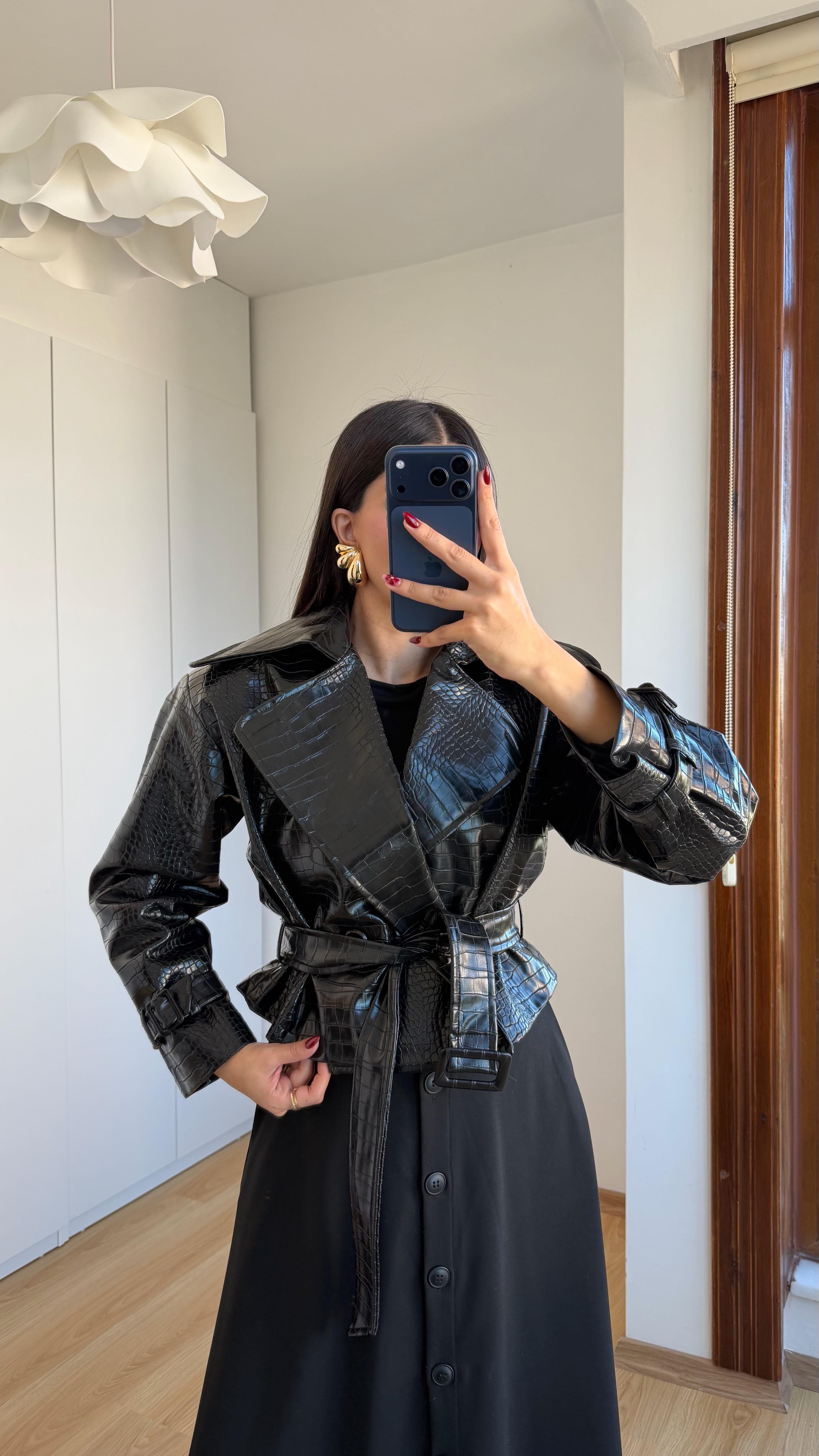 Siyah Yılan Derisi Desenli Kuşaklı Astarlı Deri Ceket GAUS-00619GAUS السترات  GAUS-00619