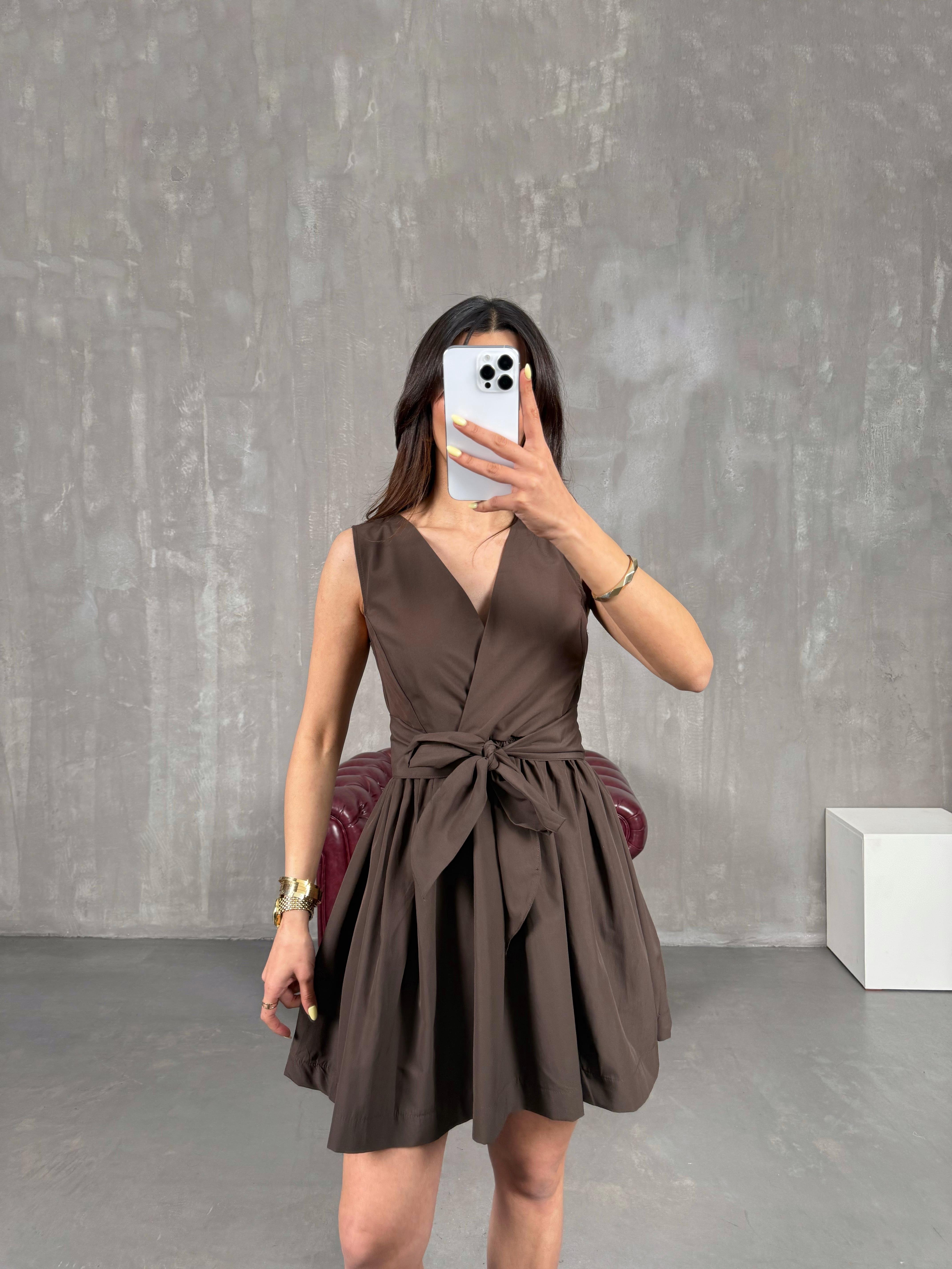 Kahve V Yaka Kuşaklı Volanlı Elbise Gaus00137GausELBİSEGU1001314