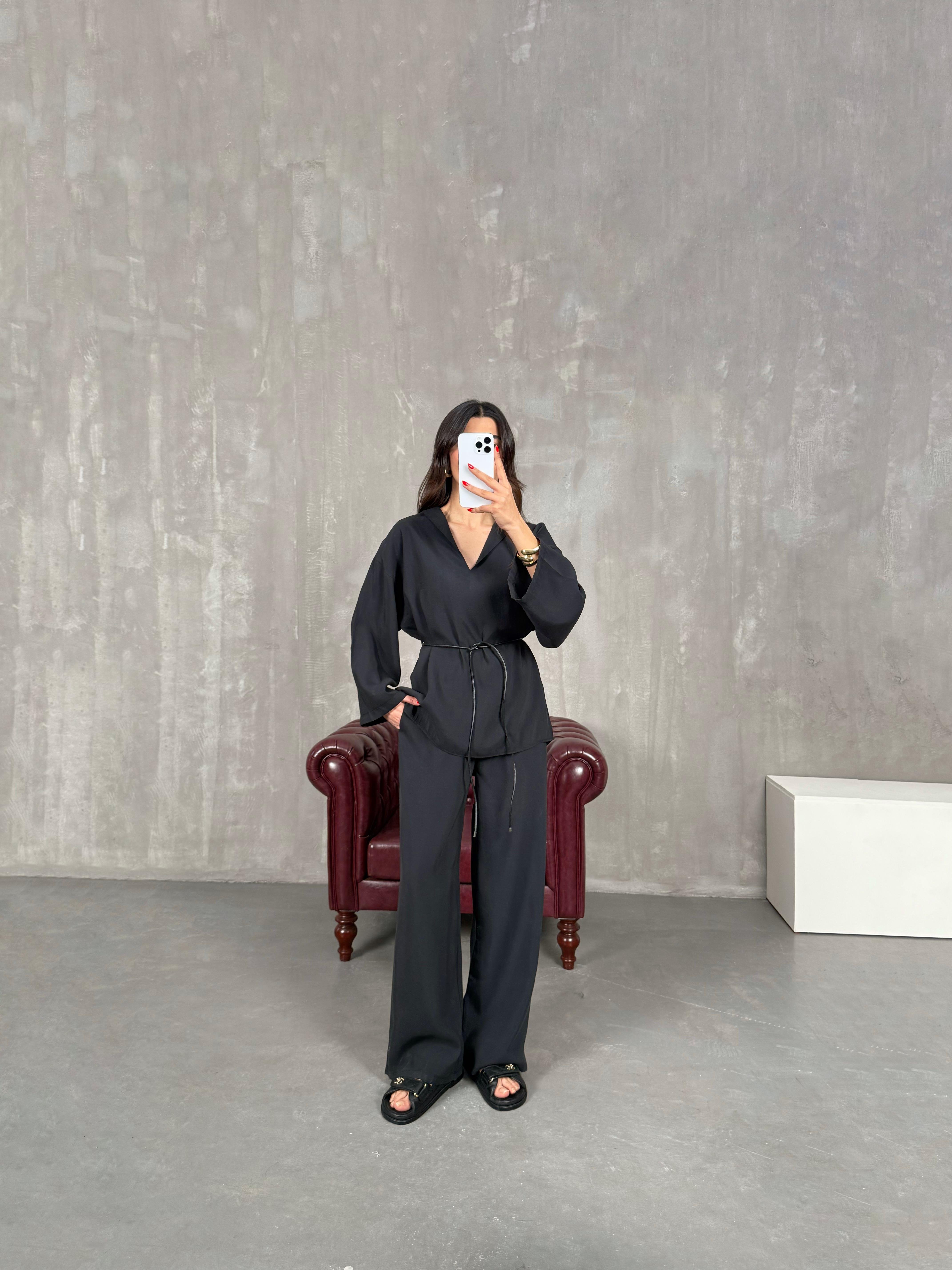 Siyah V Yaka Deri Kuşaklı Tensel Takım Gaus00205GausTAKIMGU1001484