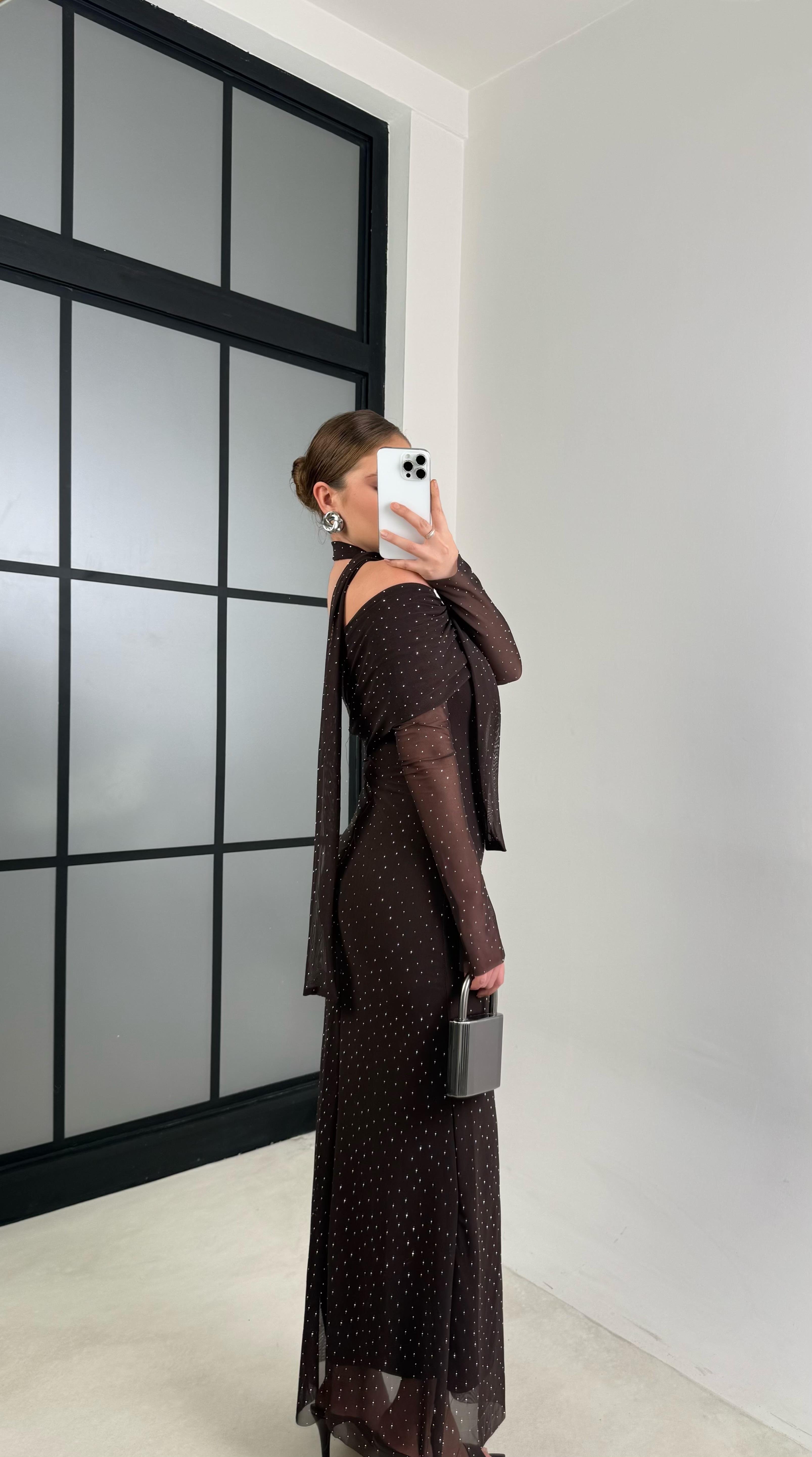 Acı Kahve Madonna Yaka Taşlı Fularlı Tasarım Elbise GAUS-00716GAUSELBİSEGAUS-00716