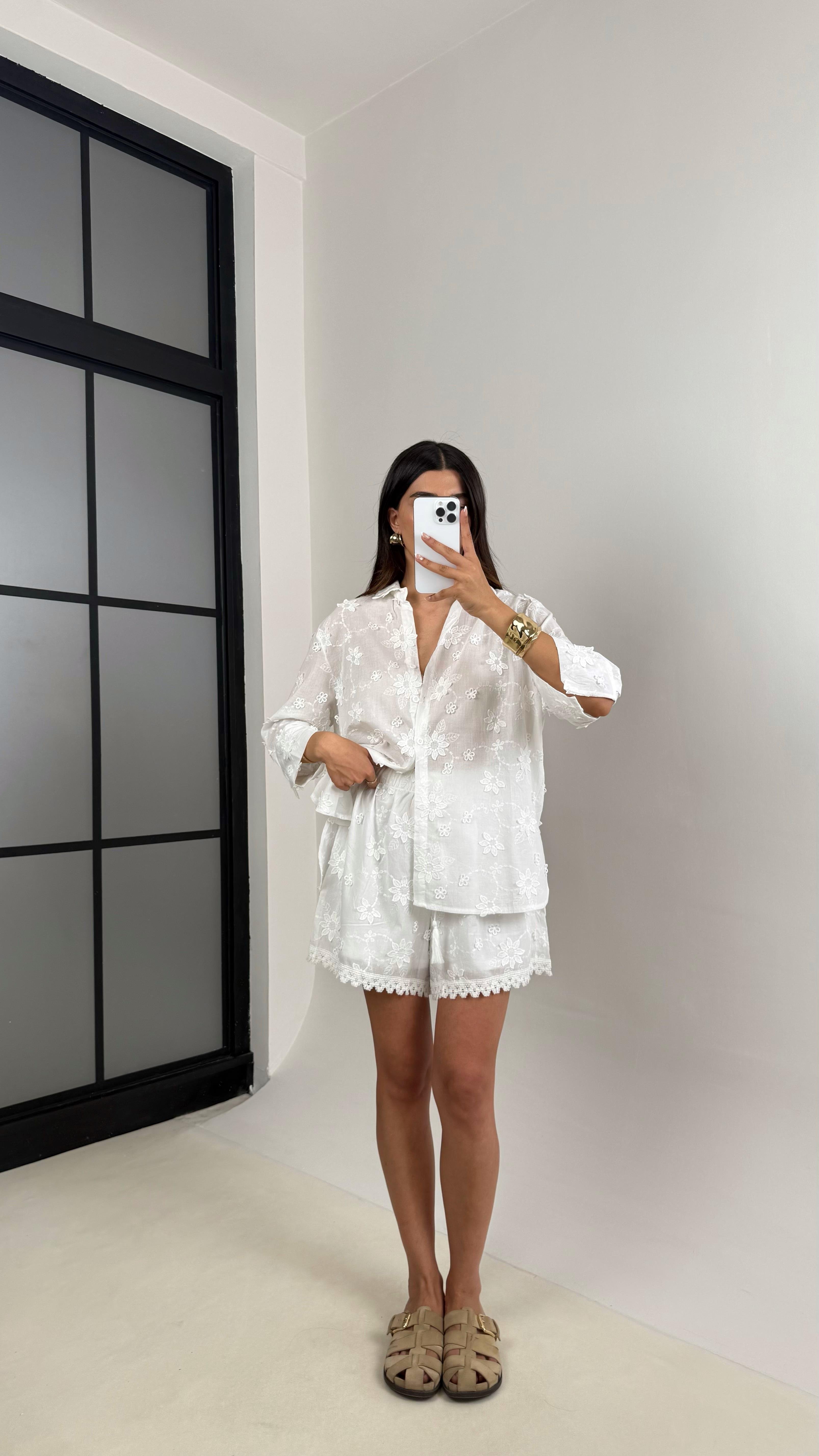 Beyaz Çiçek Nakışlı Gömlek Beli Lastikli Astarlı Şort İthal Kumaş Takım Gaus00533GausTAKIMGU1002247