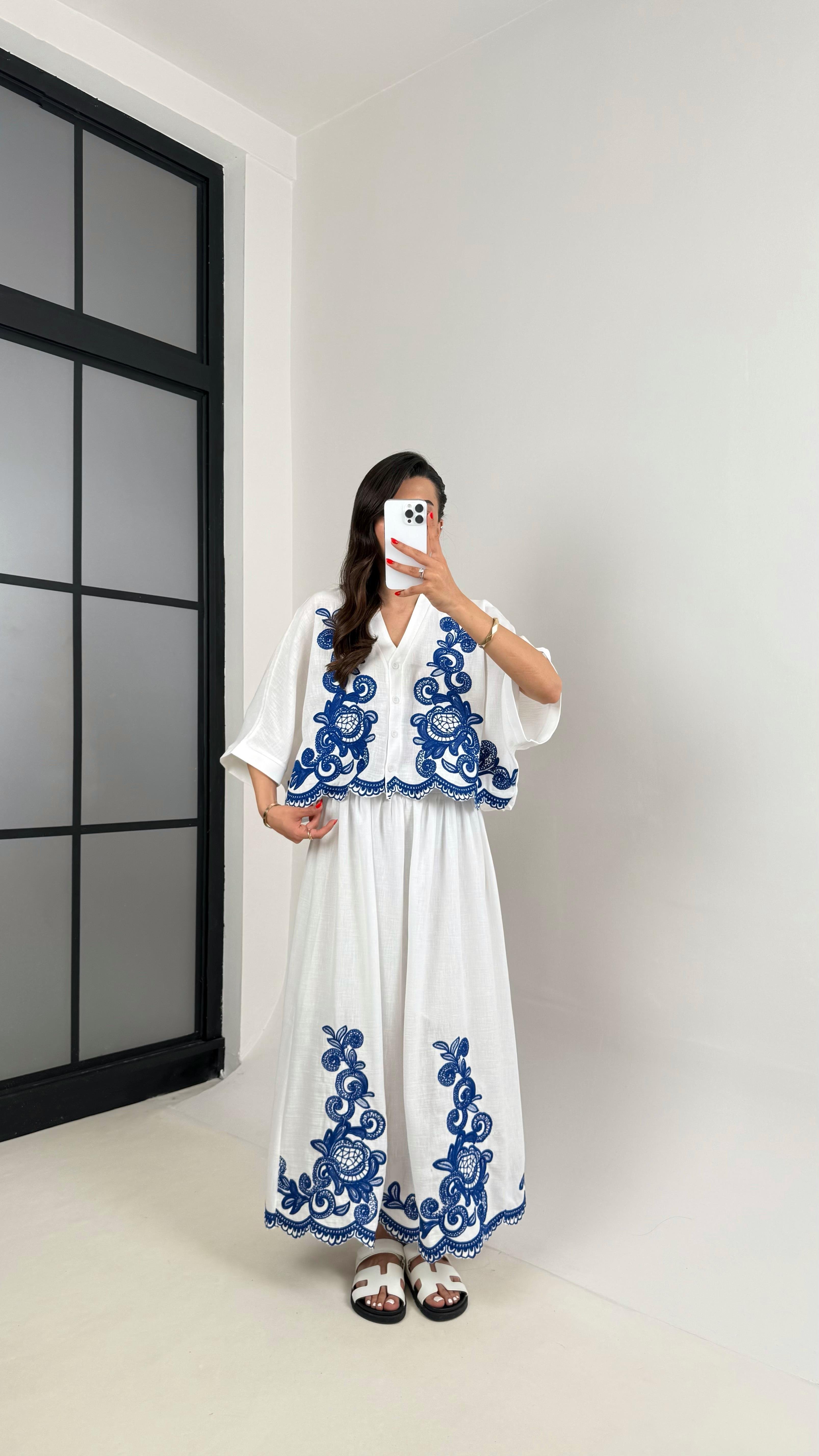 Beyaz Mavi Çiçek Nakışlı Gömlek Etek Keten Takım Gaus00455GausTAKIMGU1002062