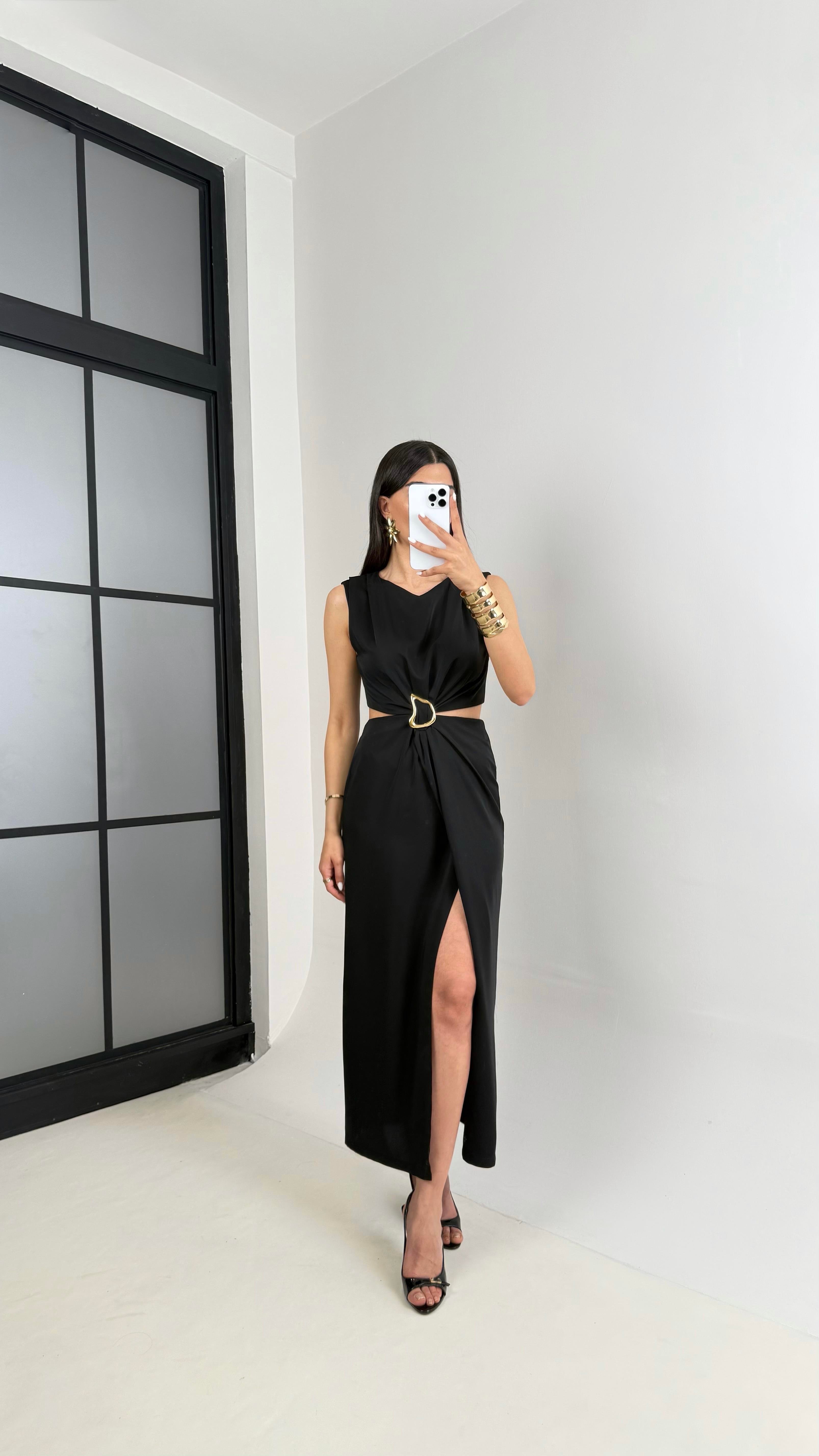 Siyah Yan Dekolteli Gold Toka Detaylı Yırtmaçlı Saten Elbise Gaus00434GausELBİSEGU1002008