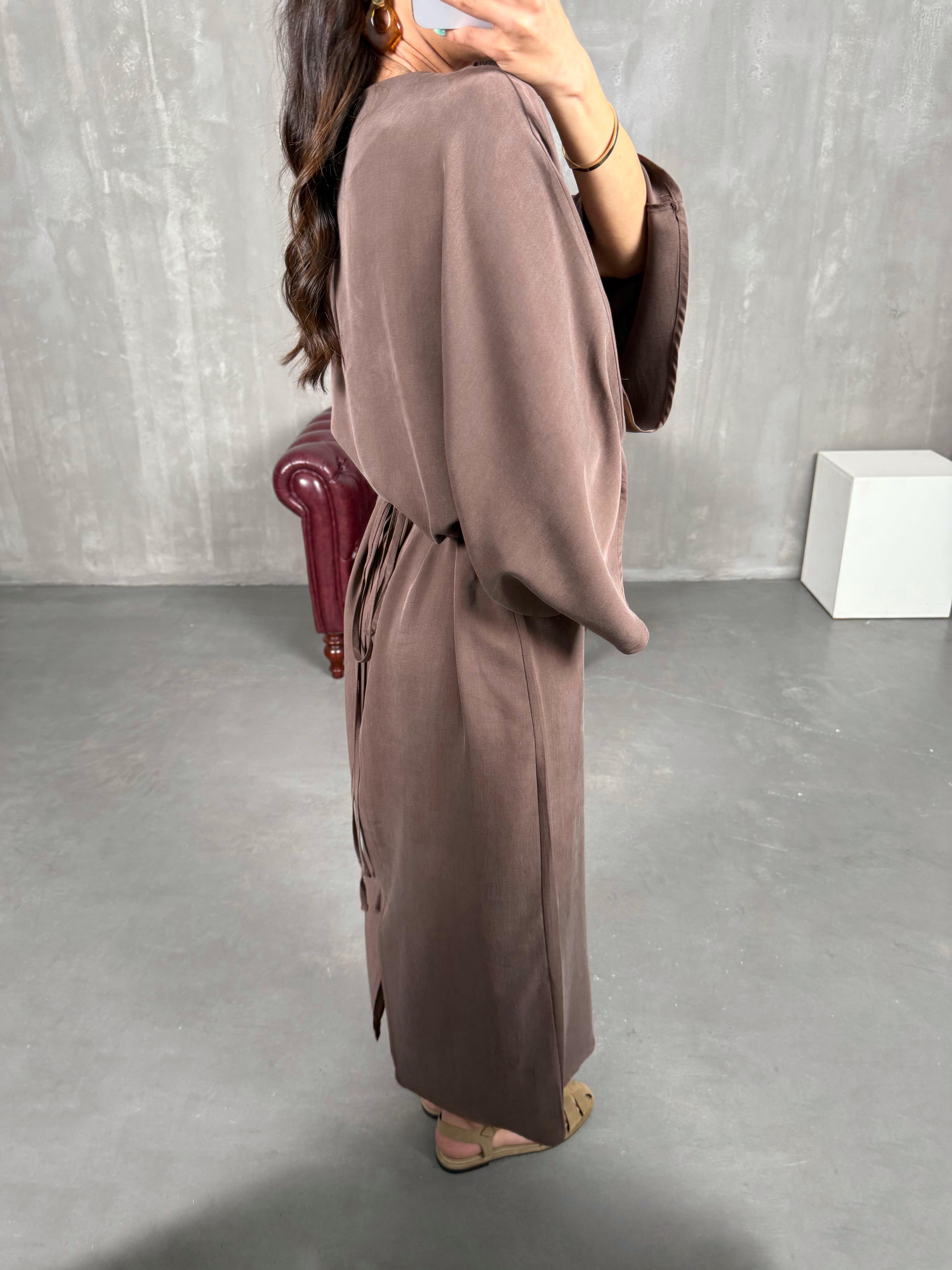 Kahve Yarasa Kol Kuşaklı Yırtmaçlı Tensel Elbise Gaus00225GausELBİSEGU1001521