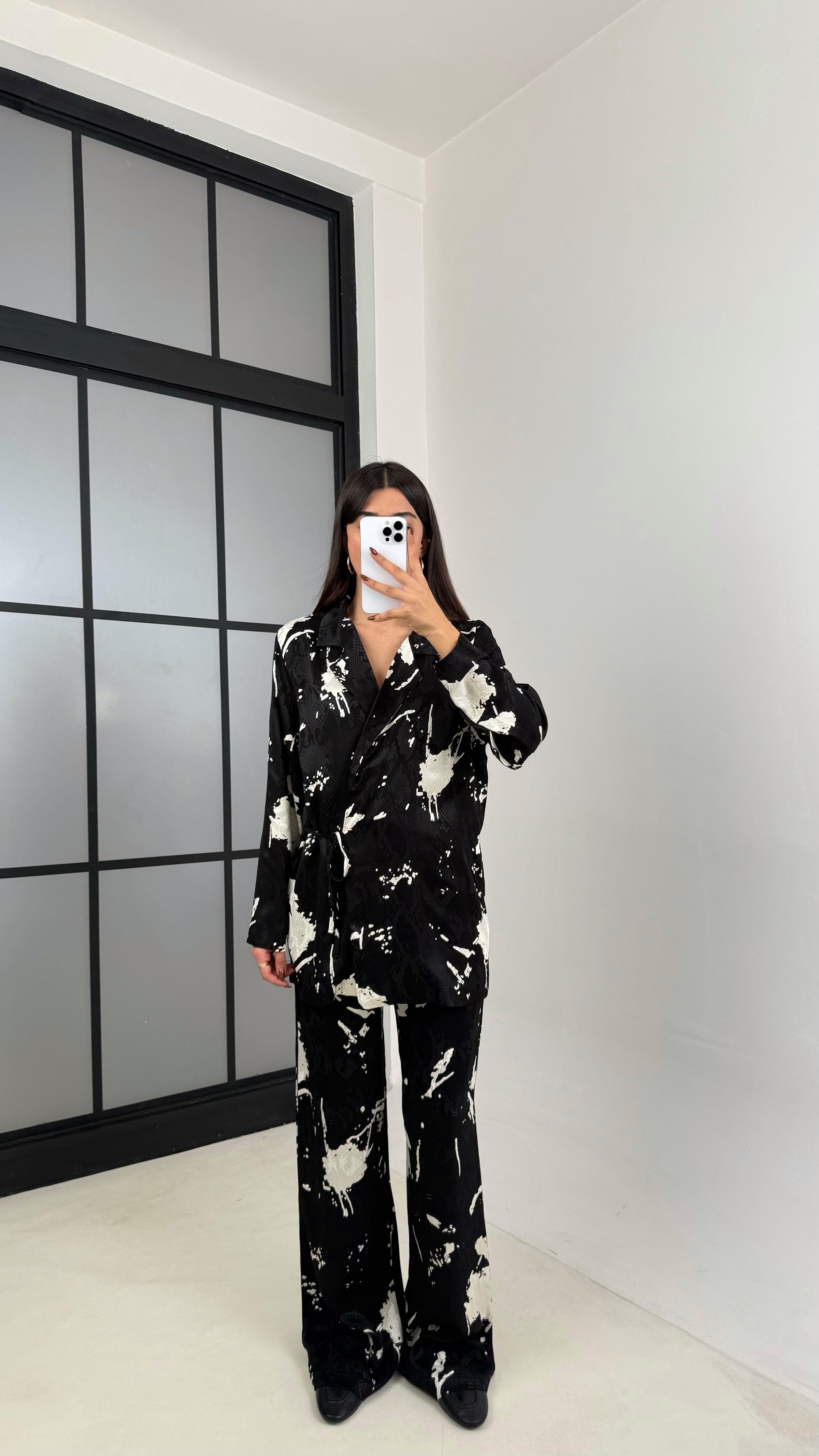 Siyah Beyaz Desenli Yan Bağlama Detaylı Gömlek Pantolon Muadil Saten Takım GAUS-00226GAUSTAKIMGAUS-00226