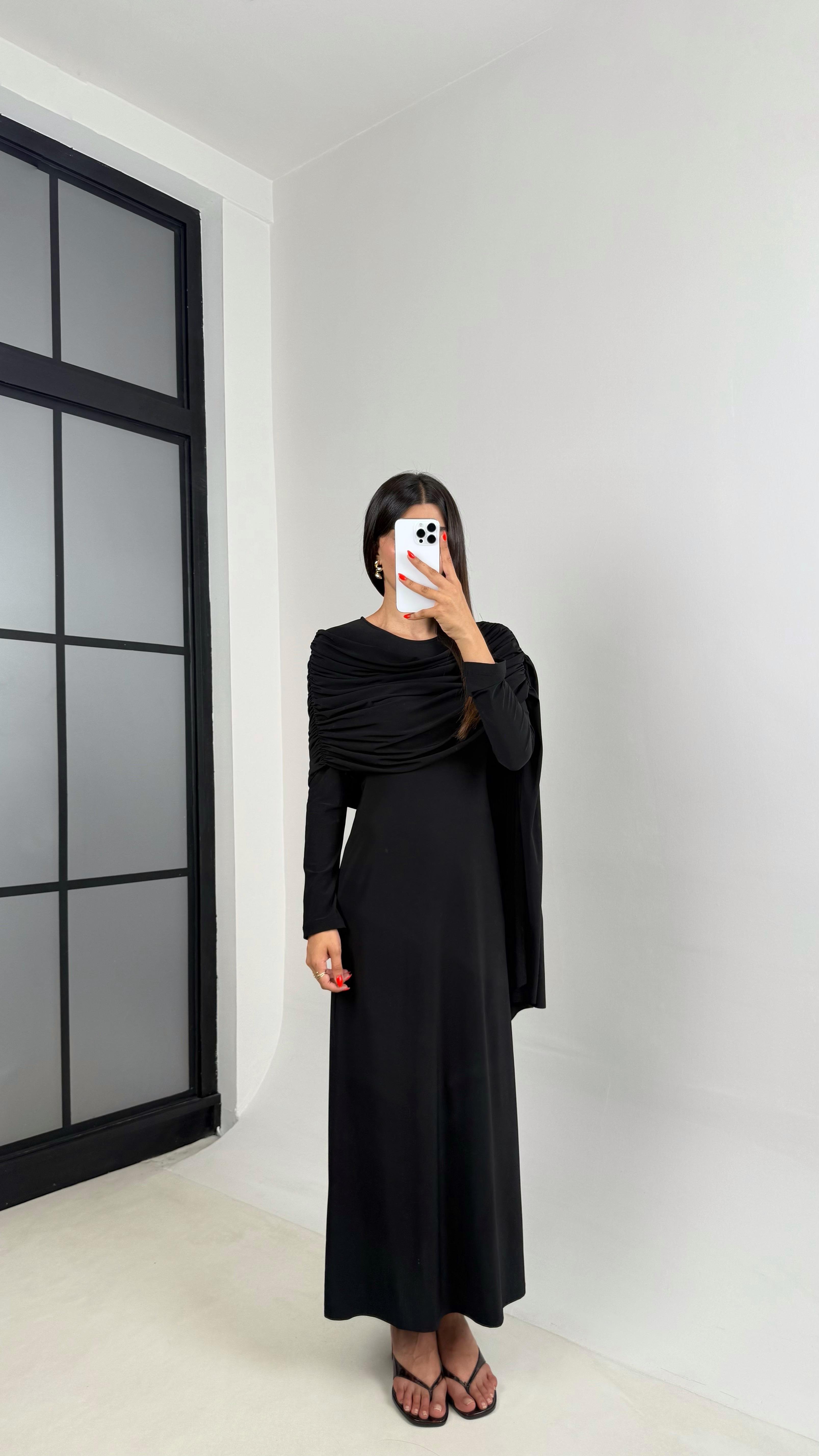 Siyah Pelerin Detaylı Sandy Kumaş Tasarım Elbise Gaus00692GausELBİSEGU1002605