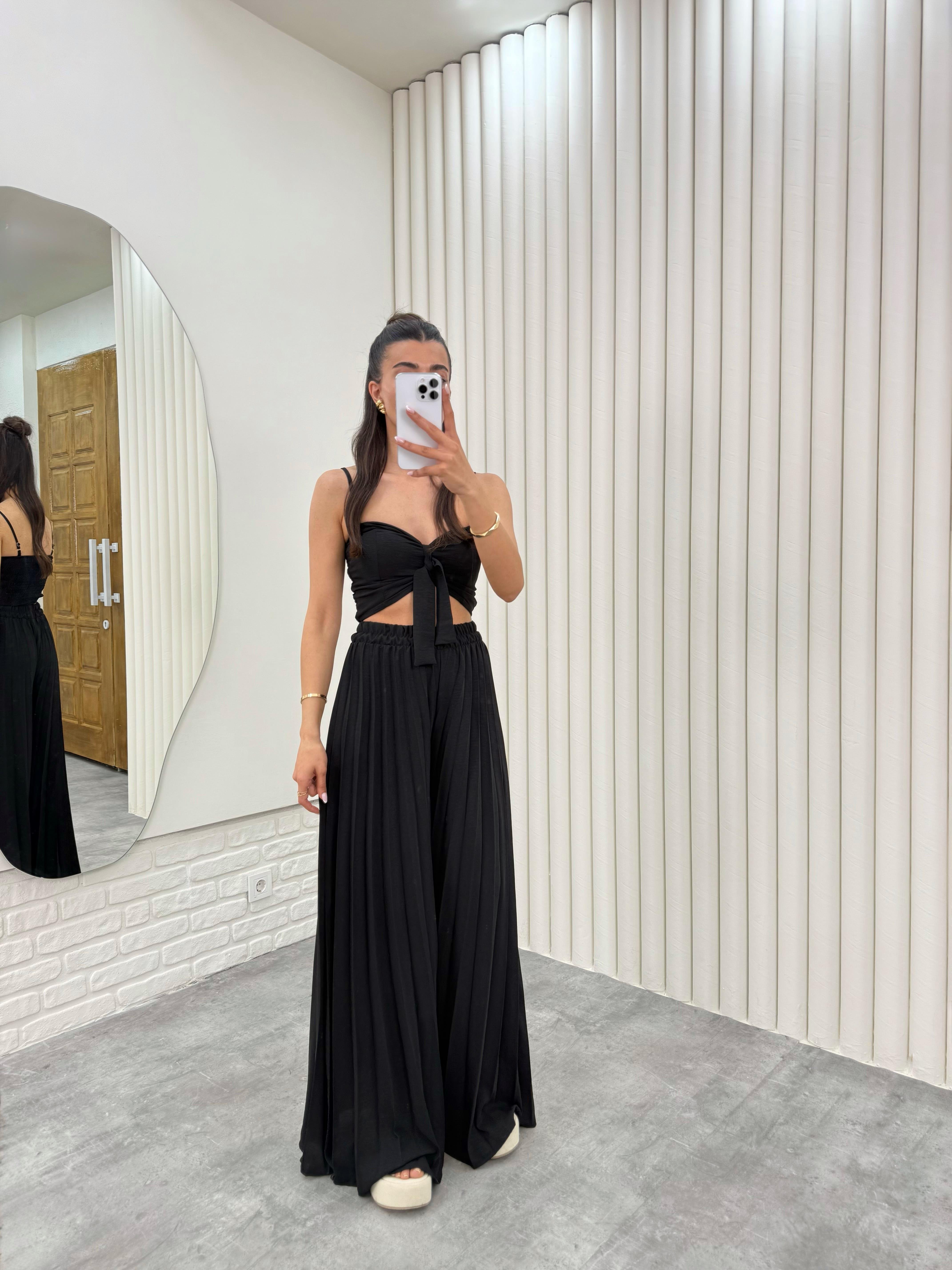 Siyah Ayarlanabilir Askılı  Önü Bağlamalı Crop Pileli Pantolon Takım Gaus00310GausTAKIMGU1001710