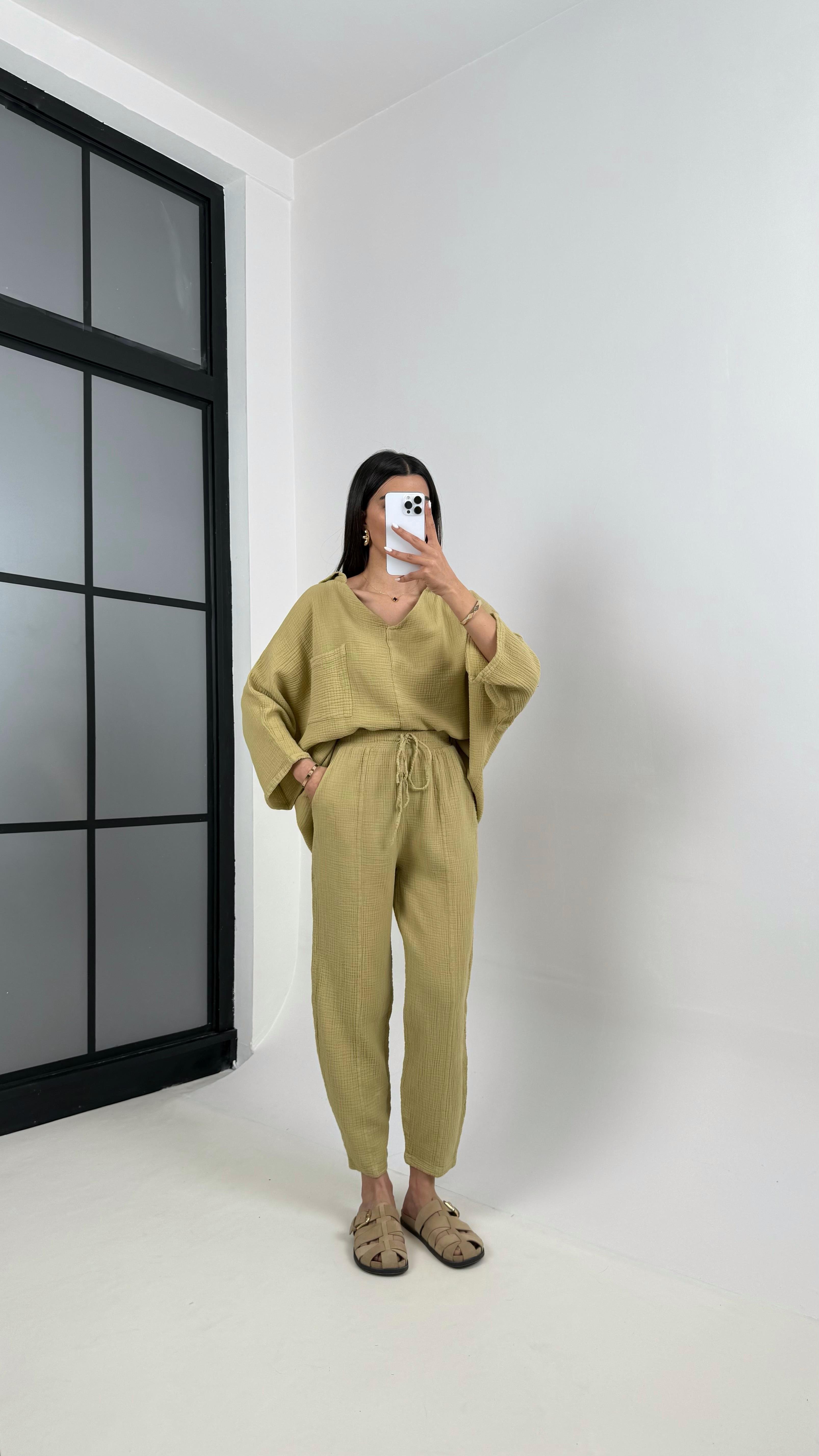 Haki V Yaka Cepli Gömlek Beli Lastikli Pantolon İkili Müslin Takım Gaus00373GausTAKIMGU1001873