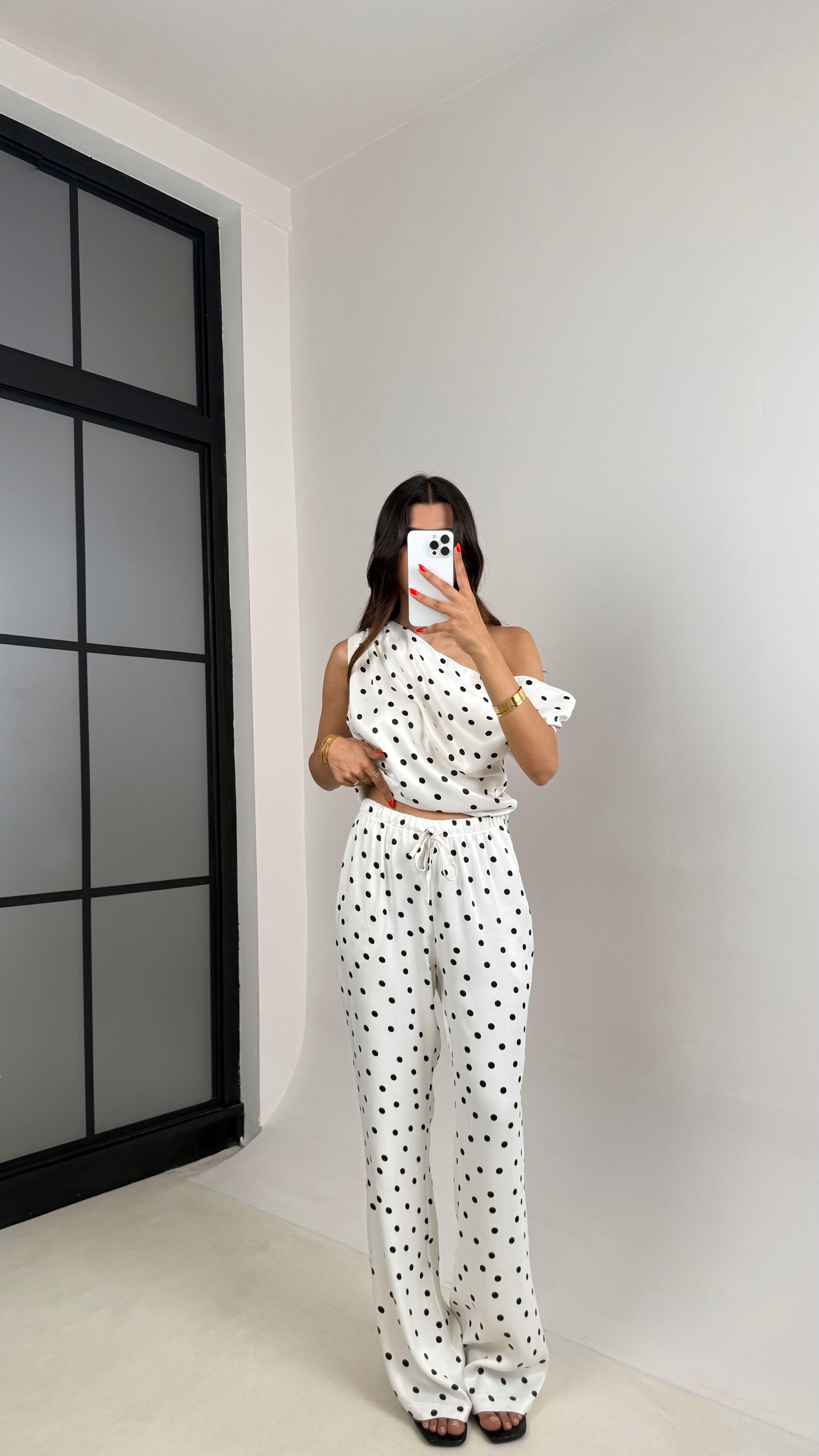 Beyaz Puantiyeli Asimetrik Kesim Bluz Beli Lastikli Pantolon Saten Takım GAUS-007GAUSTAKIMGAUS-007