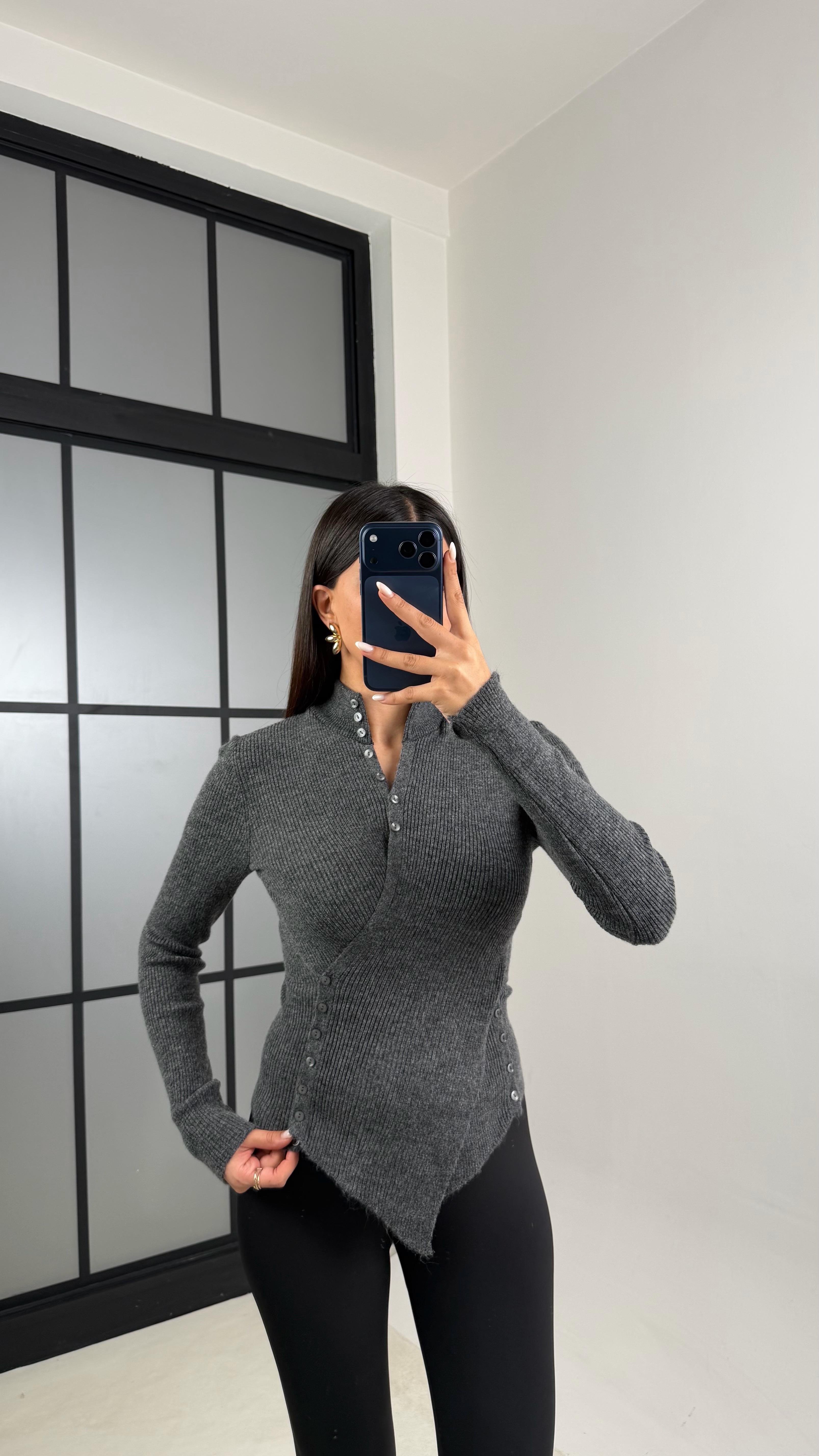 Antrasit Boğazlı Asimetrik Düğme Detaylı Triko Kazak GAUS-00581GAUS الكنزات GAUS-00581