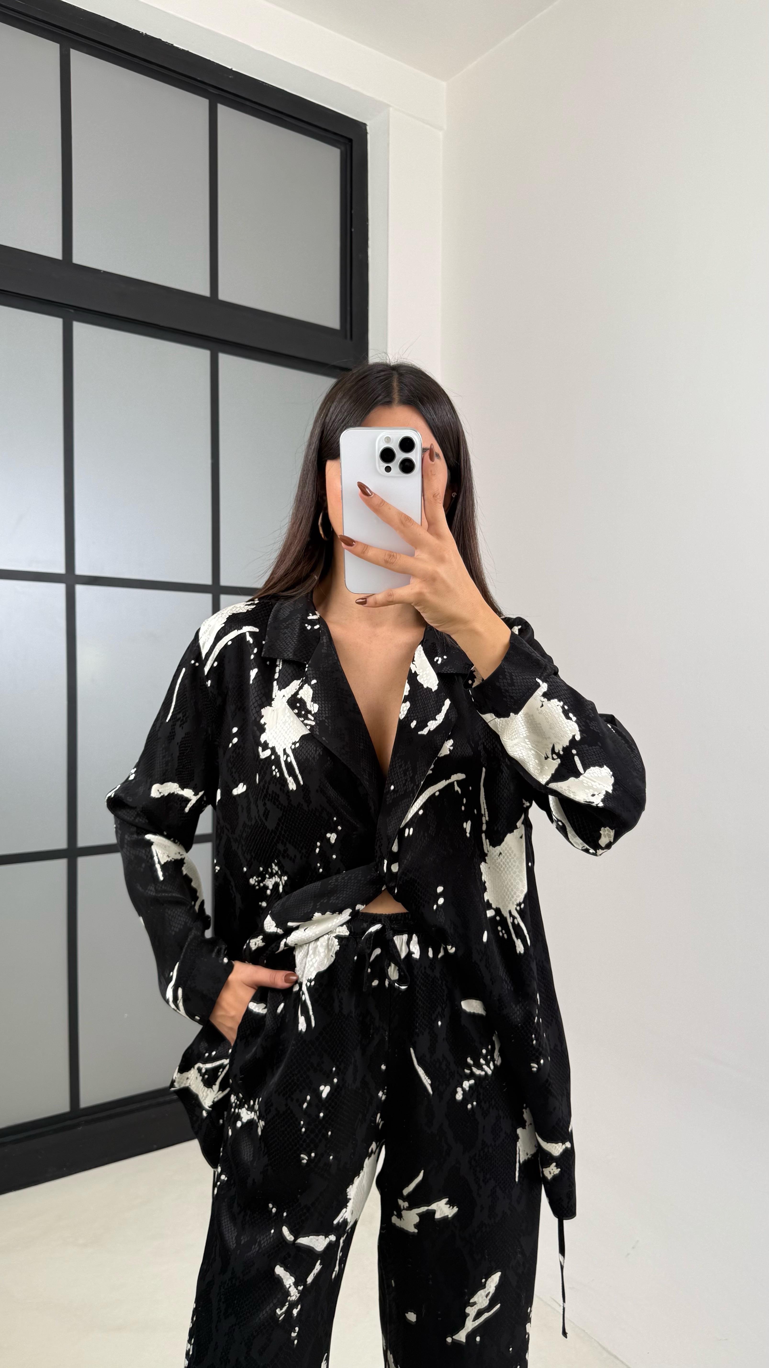 Siyah Beyaz Desenli Yan Bağlama Detaylı Gömlek Pantolon Muadil Saten Takım GAUS-00226GAUSTAKIMGAUS-00226