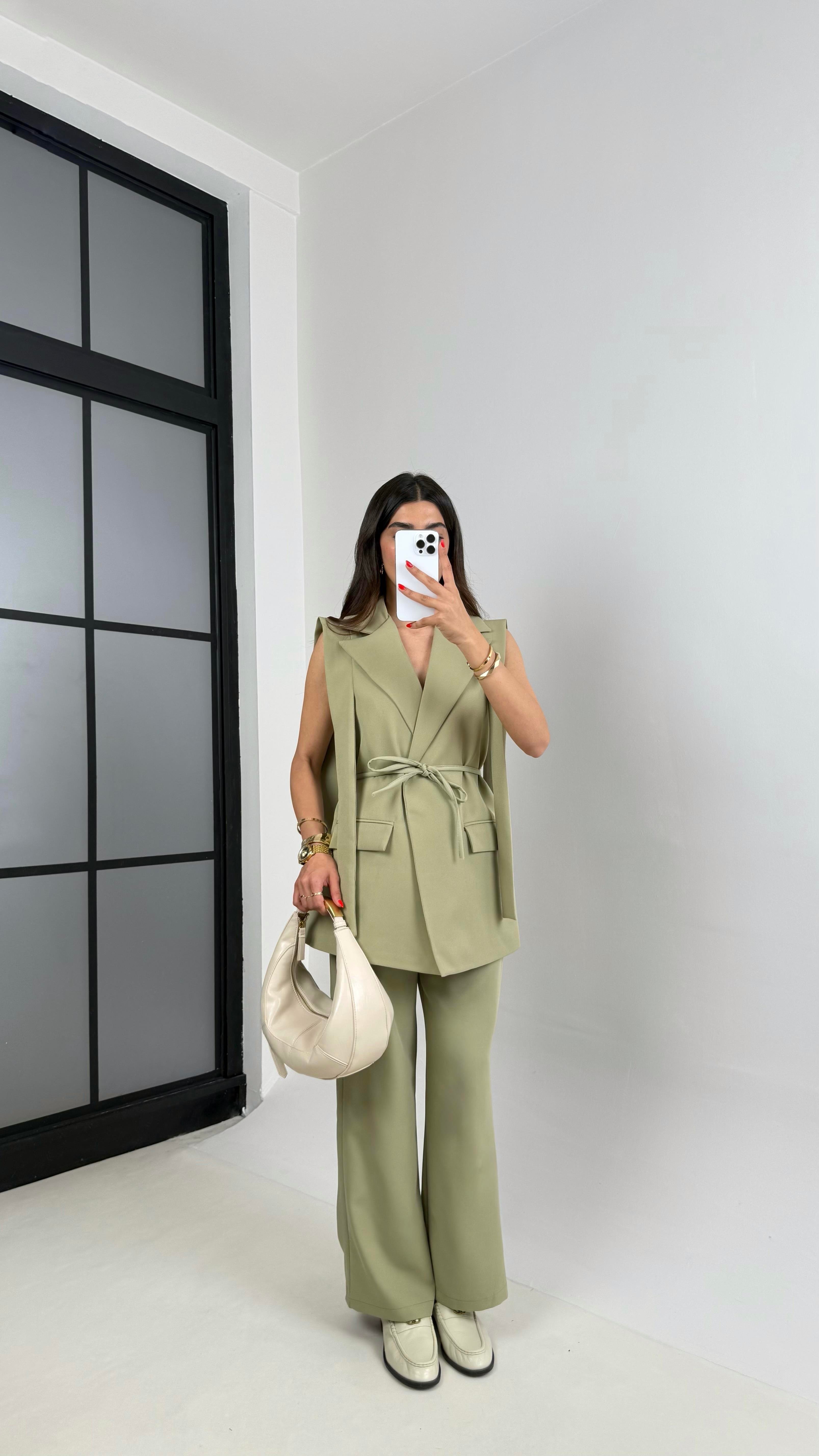 Yeşil Omuz Detaylı Kuşaklı Astarlı Yelek Cepli Pantolon Kumaş Takım Gaus00476GausTAKIMGU1002114