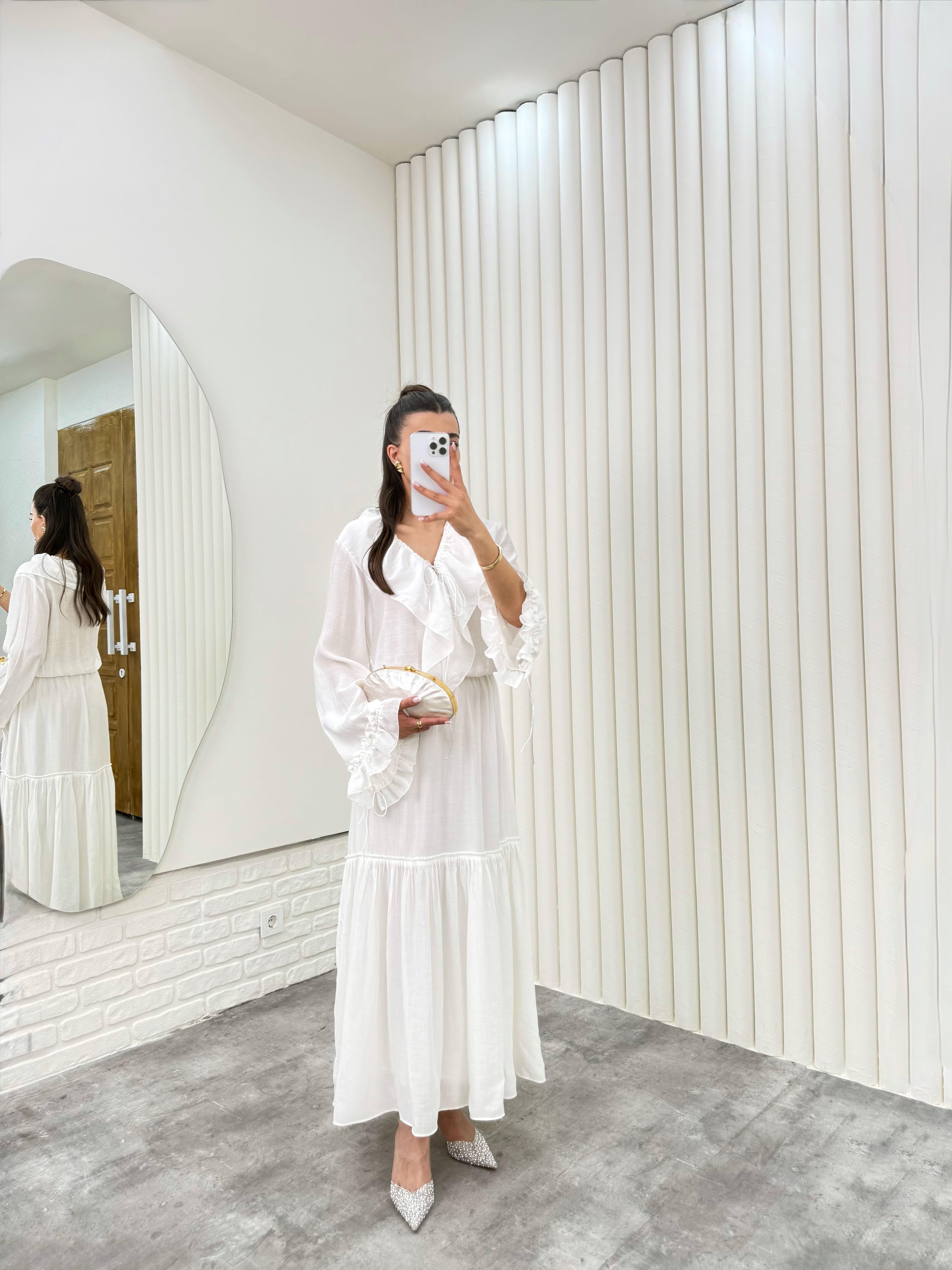 Beyaz V Yaka Önü Bağlamalı Beli Lastikli Kol Fırfırlı Elbise Gaus00303GausELBİSEGU1001696