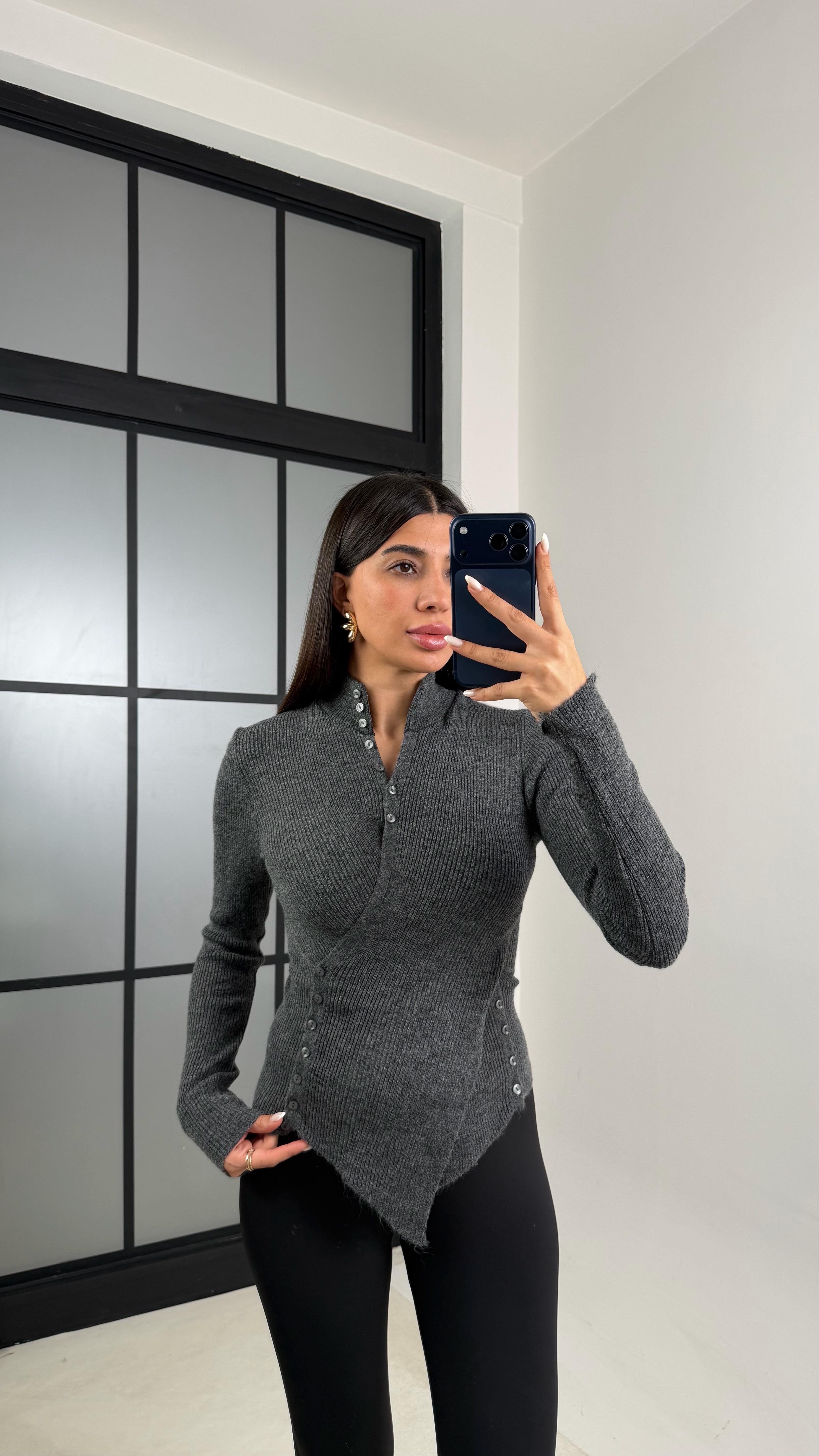 Antrasit Boğazlı Asimetrik Düğme Detaylı Triko Kazak GAUS-00581GAUS الكنزات GAUS-00581