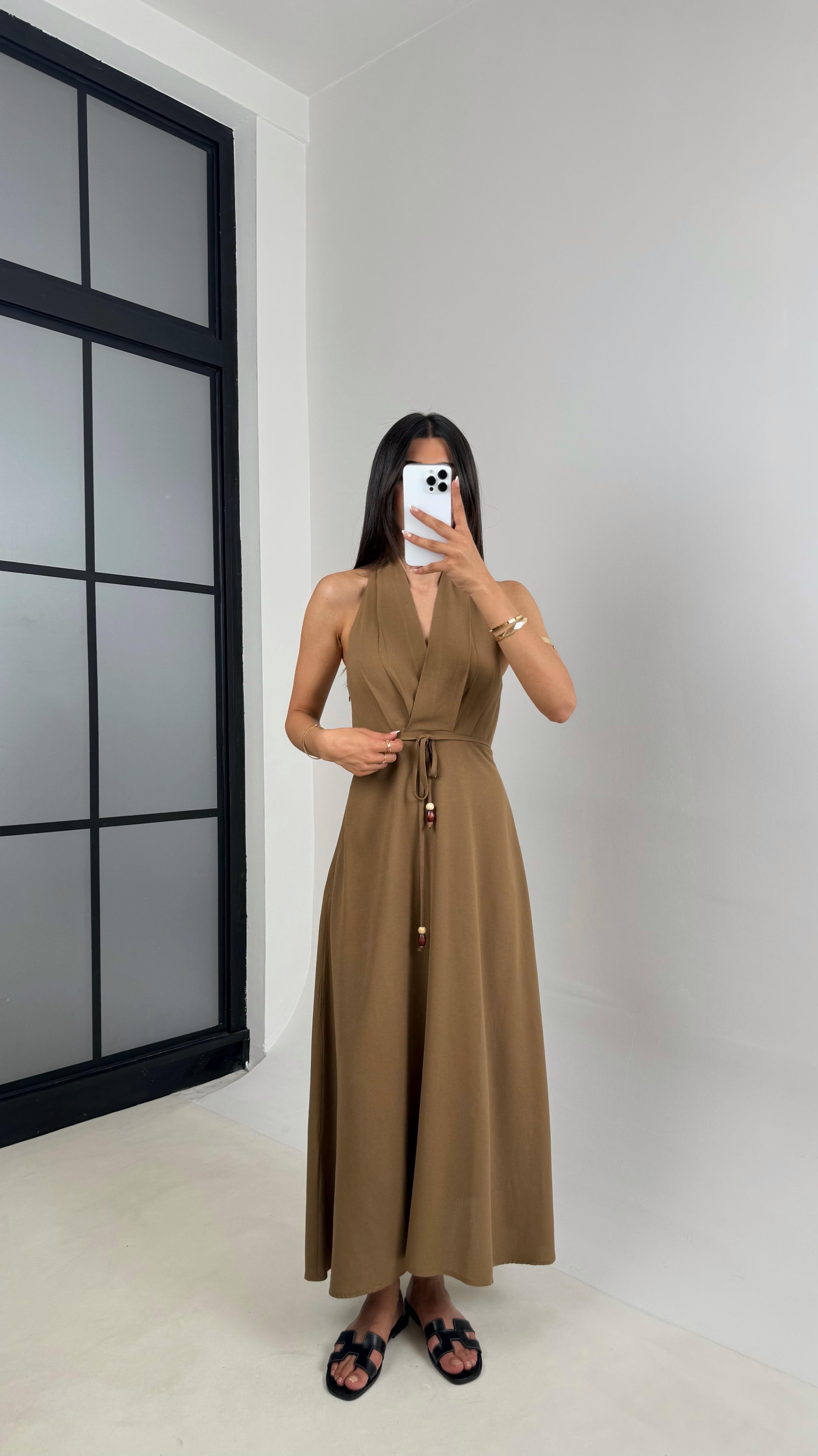 Kahve V Yaka Kuşaklı Boyundan Askılı Keten Elbise Gaus00541GausELBİSEGU1002259