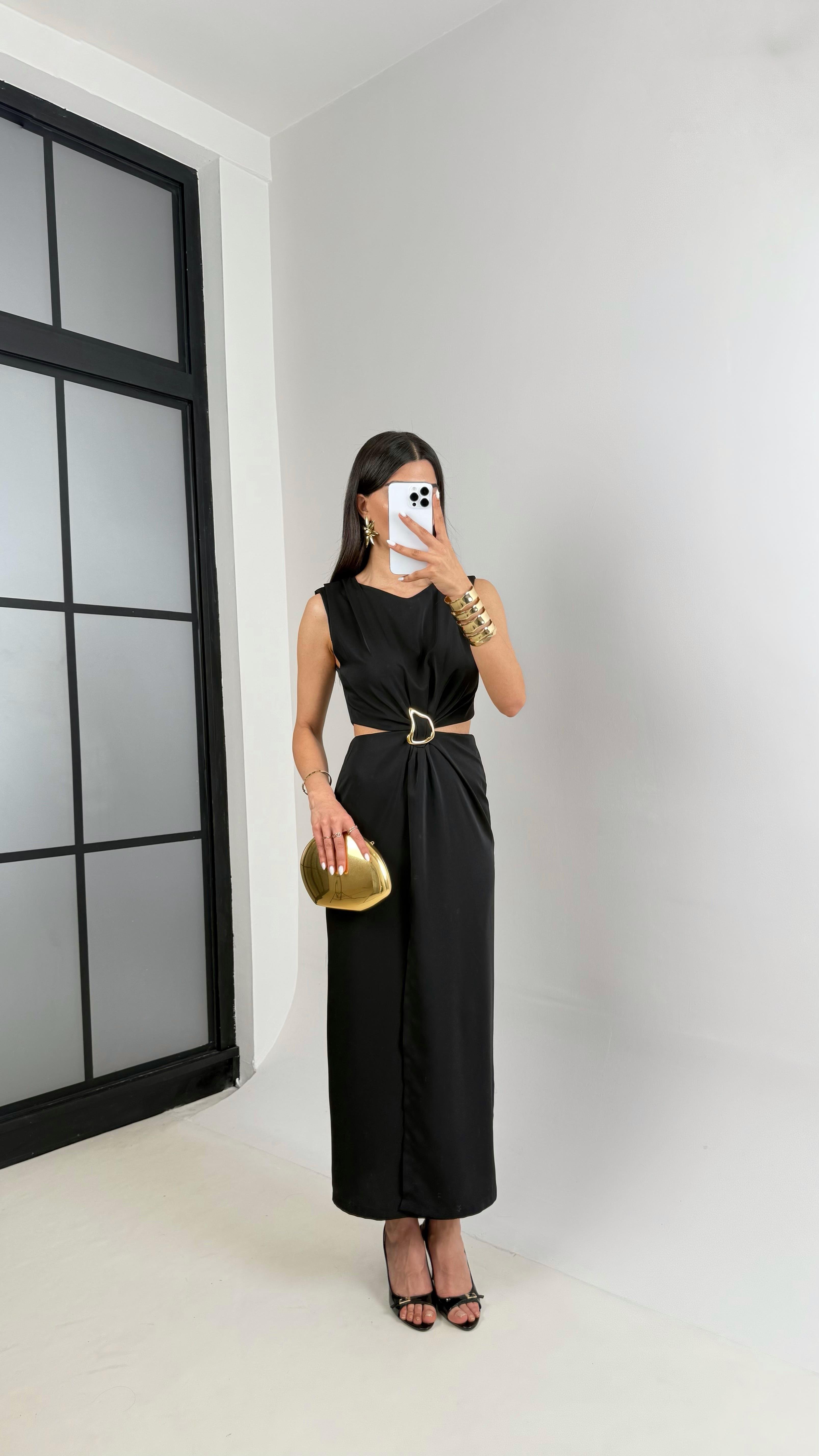 Siyah Yan Dekolteli Gold Toka Detaylı Yırtmaçlı Saten Elbise Gaus00434GausELBİSEGU1002008