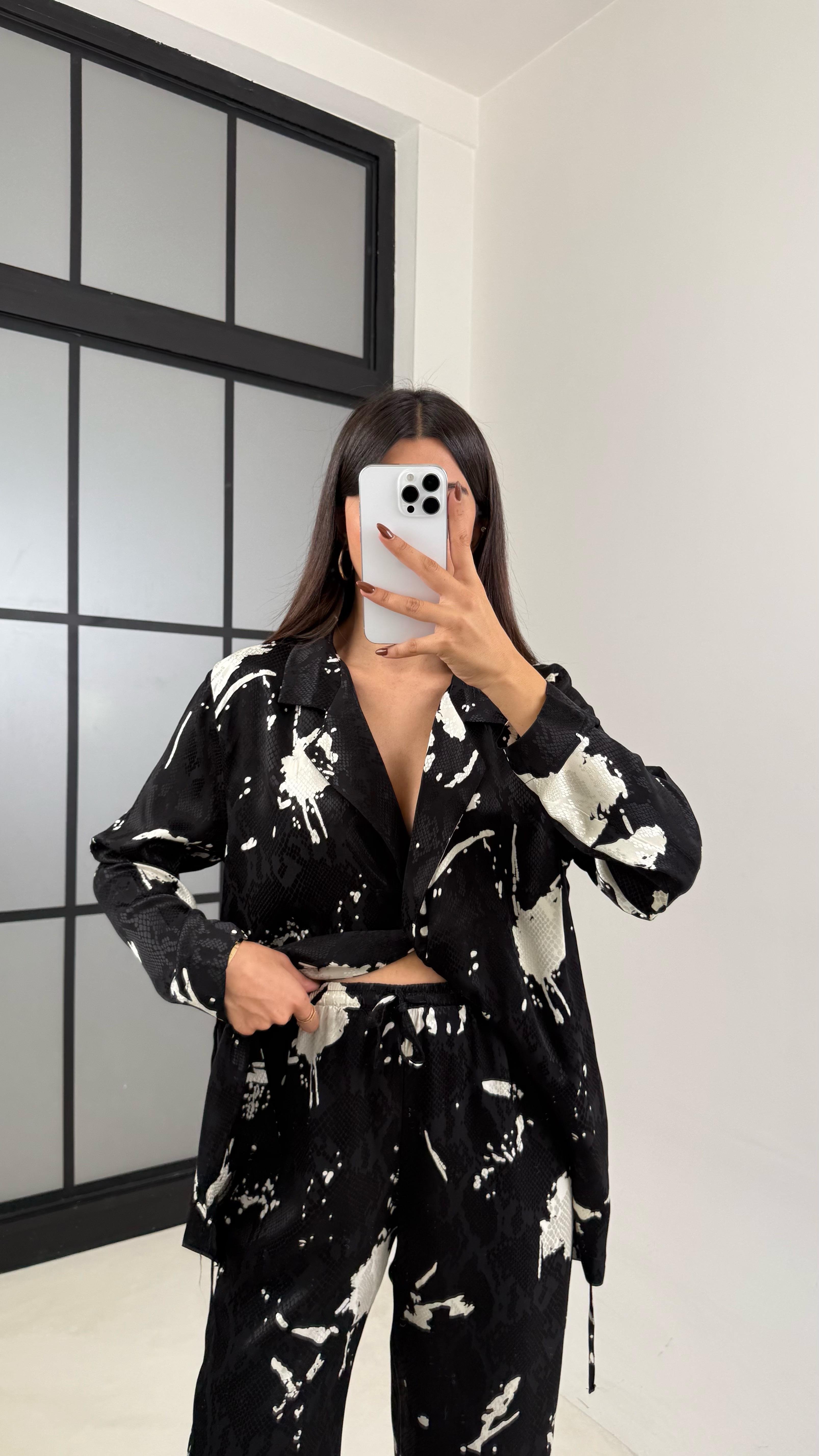 Siyah Beyaz Desenli Yan Bağlama Detaylı Gömlek Pantolon Muadil Saten Takım GAUS-00226GAUSTAKIMGAUS-00226