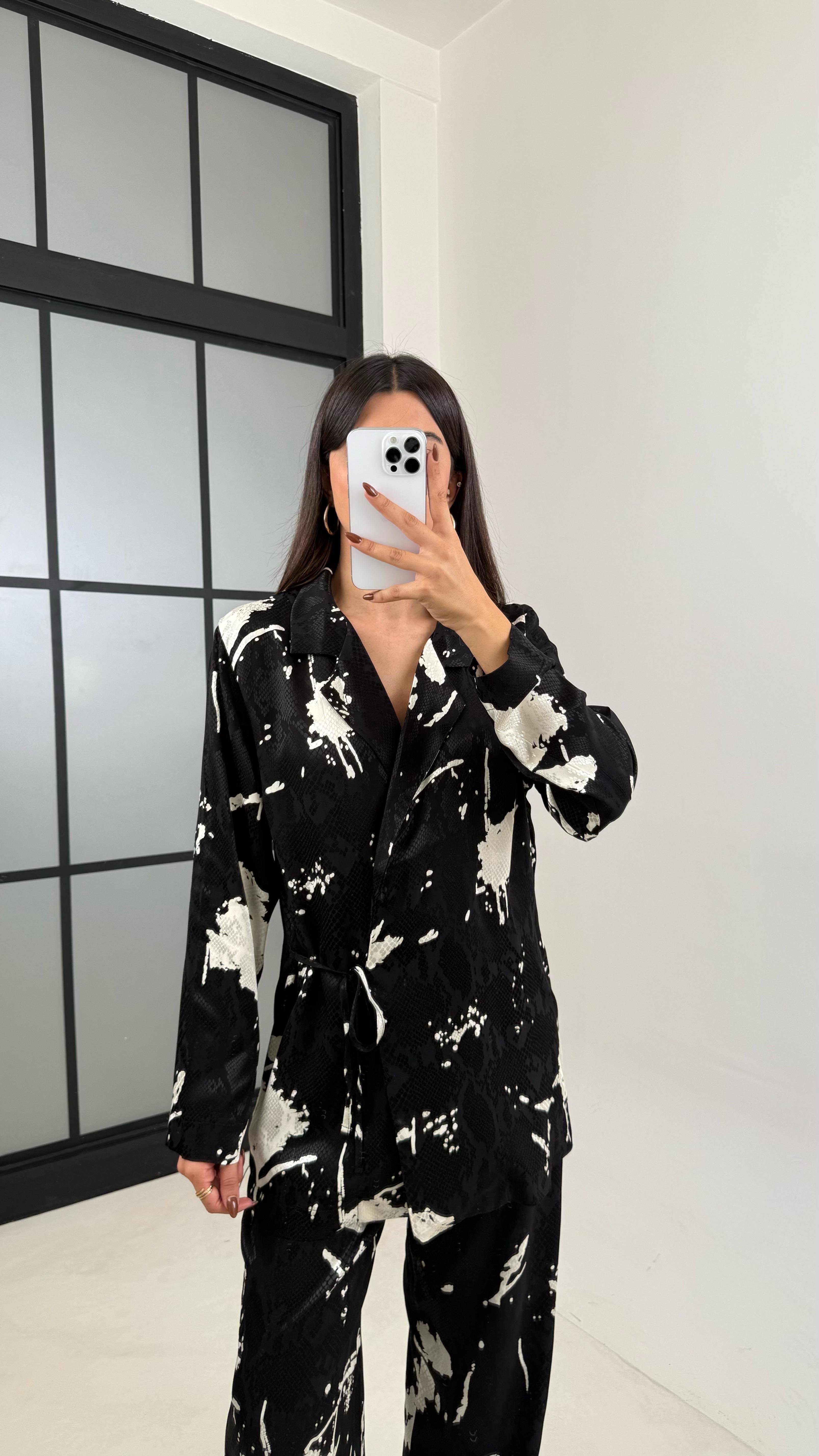 Siyah Beyaz Desenli Yan Bağlama Detaylı Gömlek Pantolon Muadil Saten Takım GAUS-00226GAUSTAKIMGAUS-00226