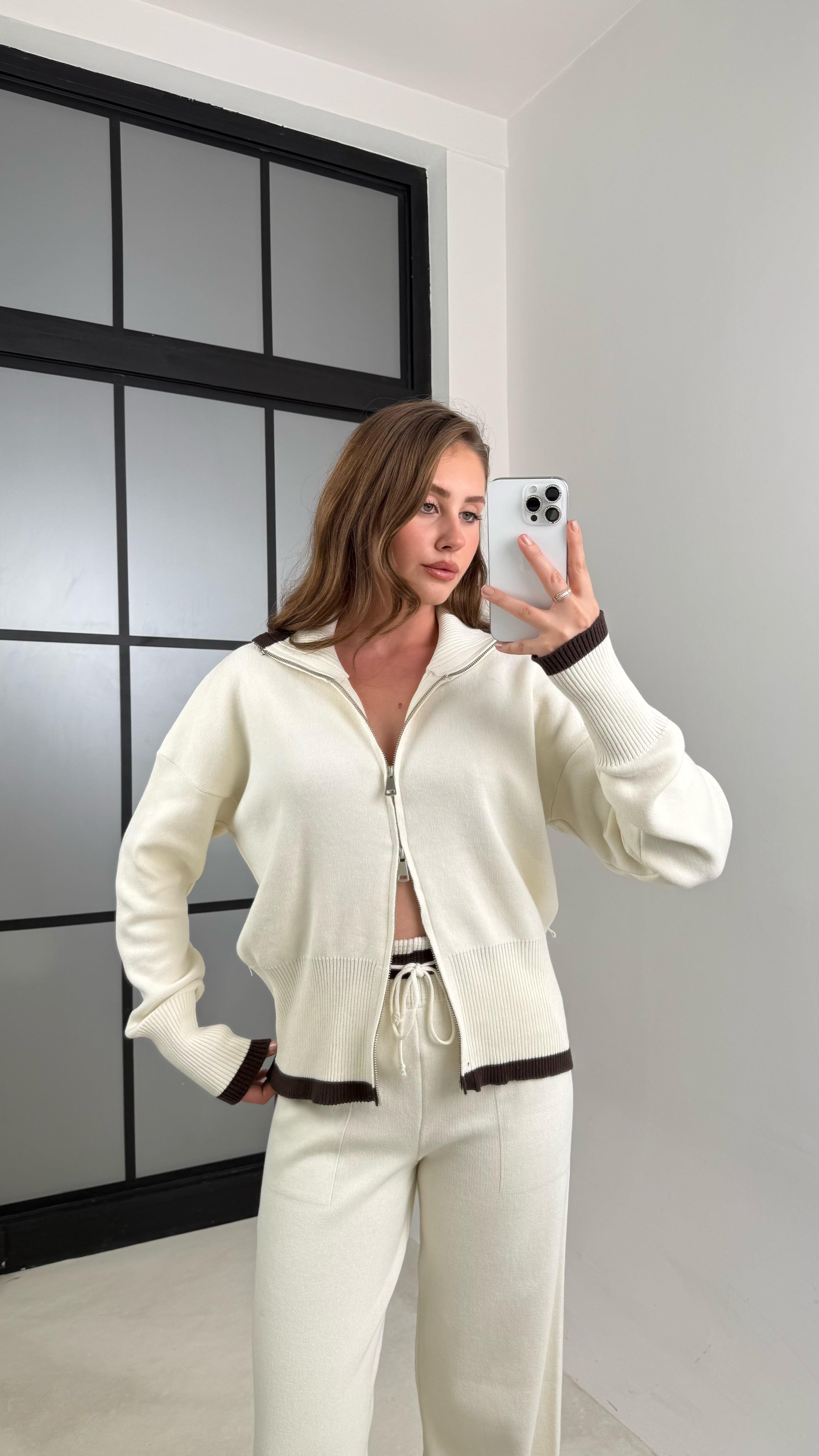 Ekru Şerit Detaylı Çift Fermuarlı Hırka Beli Lastikli Kuşaklı Pantolon Triko Takım GAUS-00589GAUSTAKIMGAUS-00589