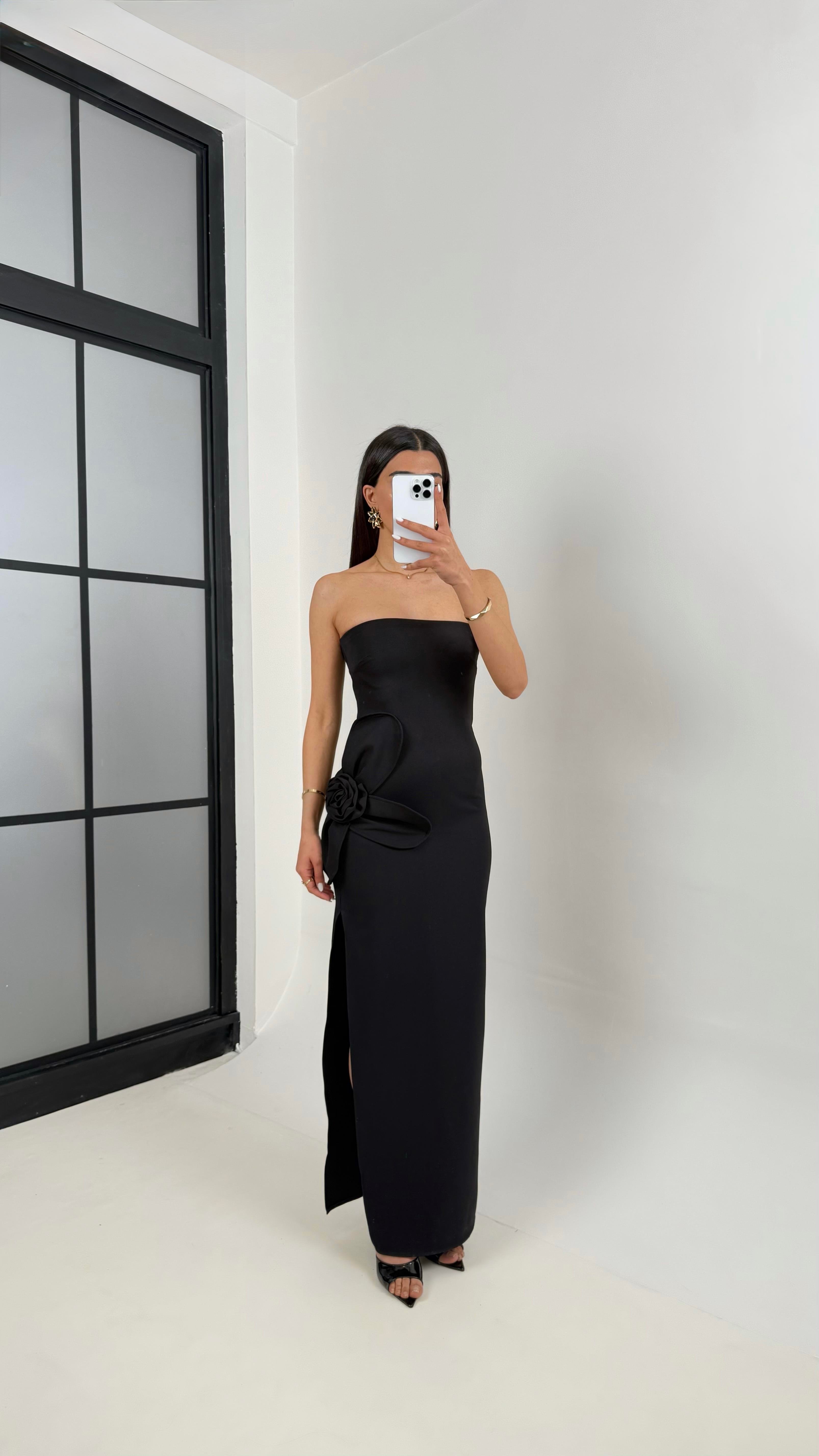 Siyah Çiçek Detaylı Yırtmaçlı Elbise Gaus00365GausELBİSEGU1001880